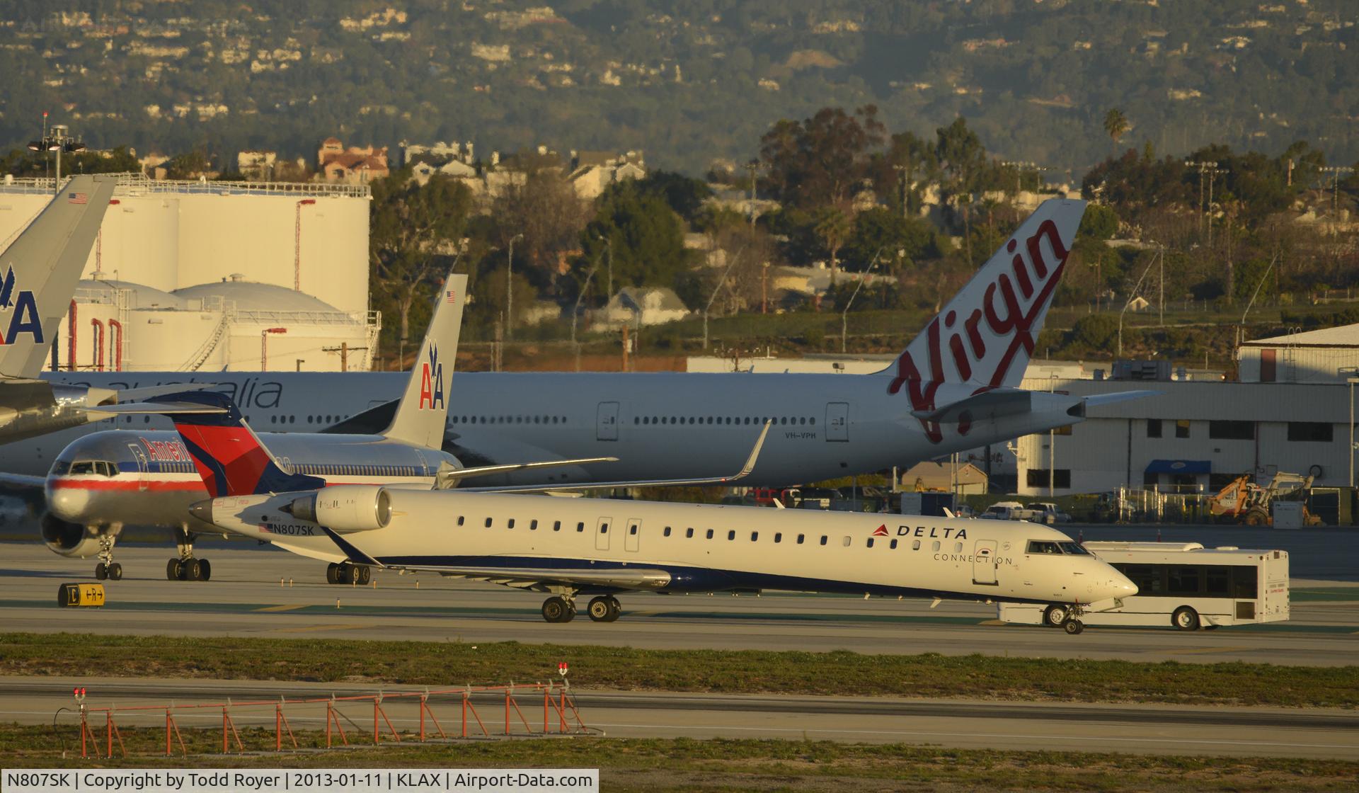 N807SK, 2006 Bombardier CRJ-900ER (CL-600-2D24) C/N 15082, Taxiing to gate at LAX