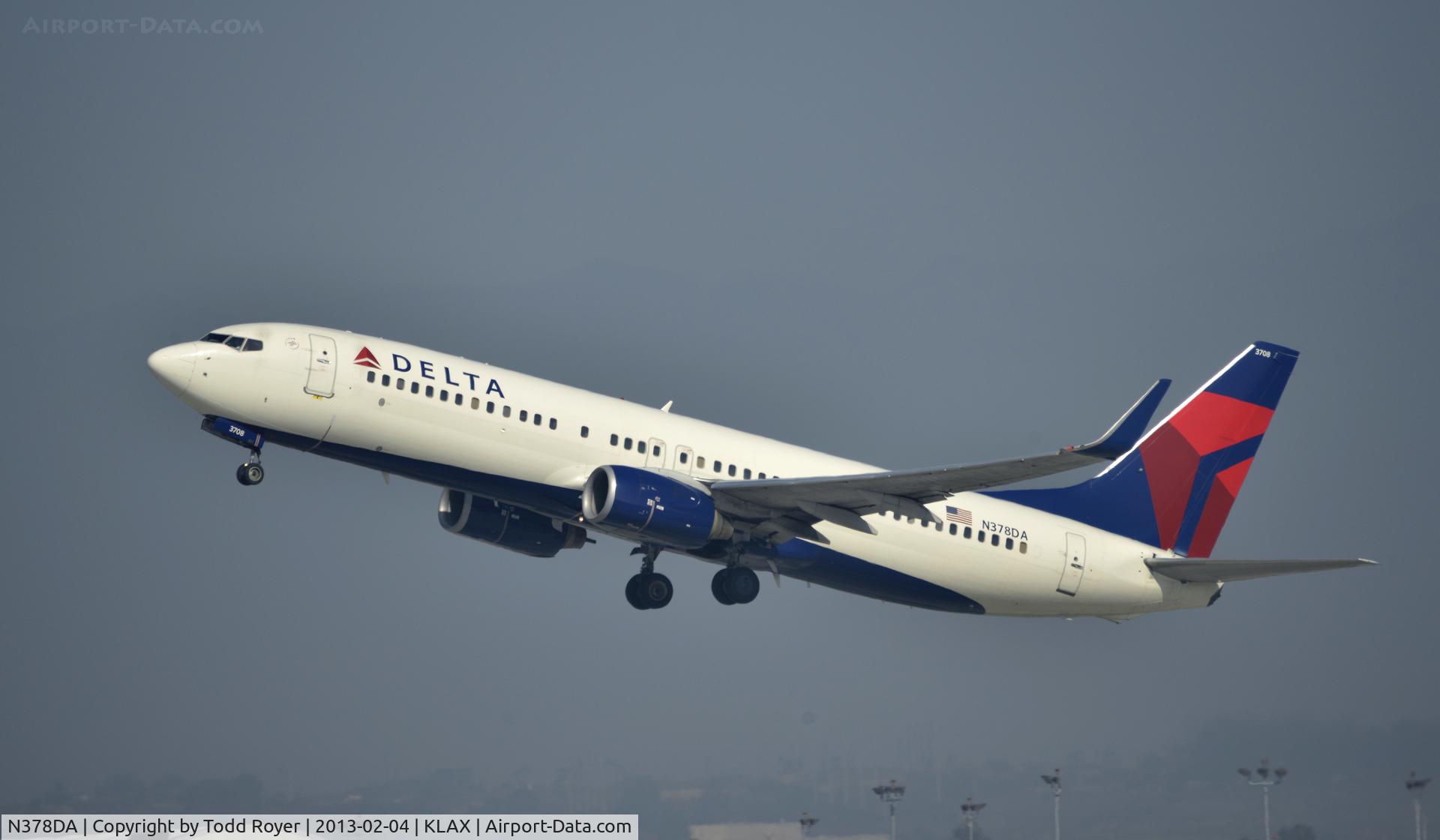 N378DA, 1999 Boeing 737-832 C/N 30265, Departing LAX