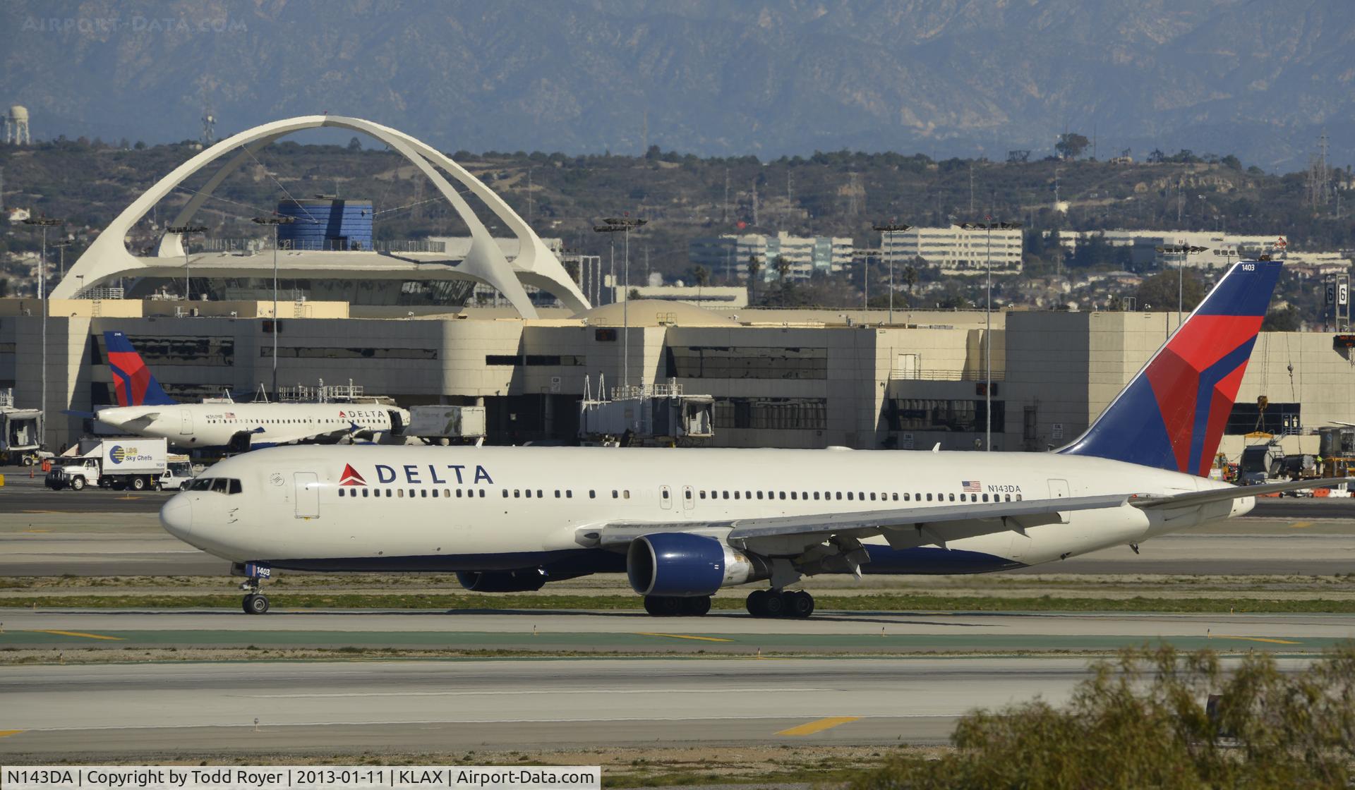N143DA, 1998 Boeing 767-332 C/N 25991, Taxiing to gate at LAX