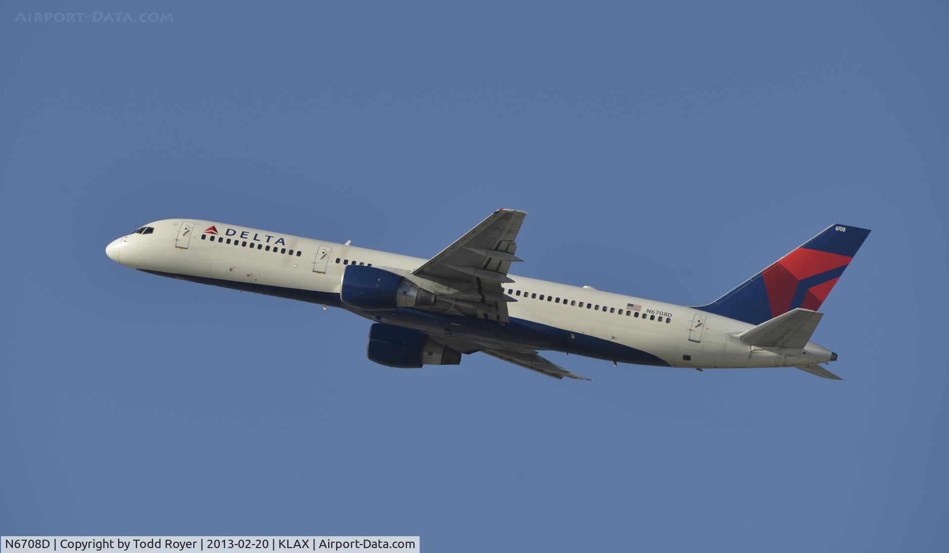 N6708D, 2000 Boeing 757-232 C/N 30480, Departing LAX