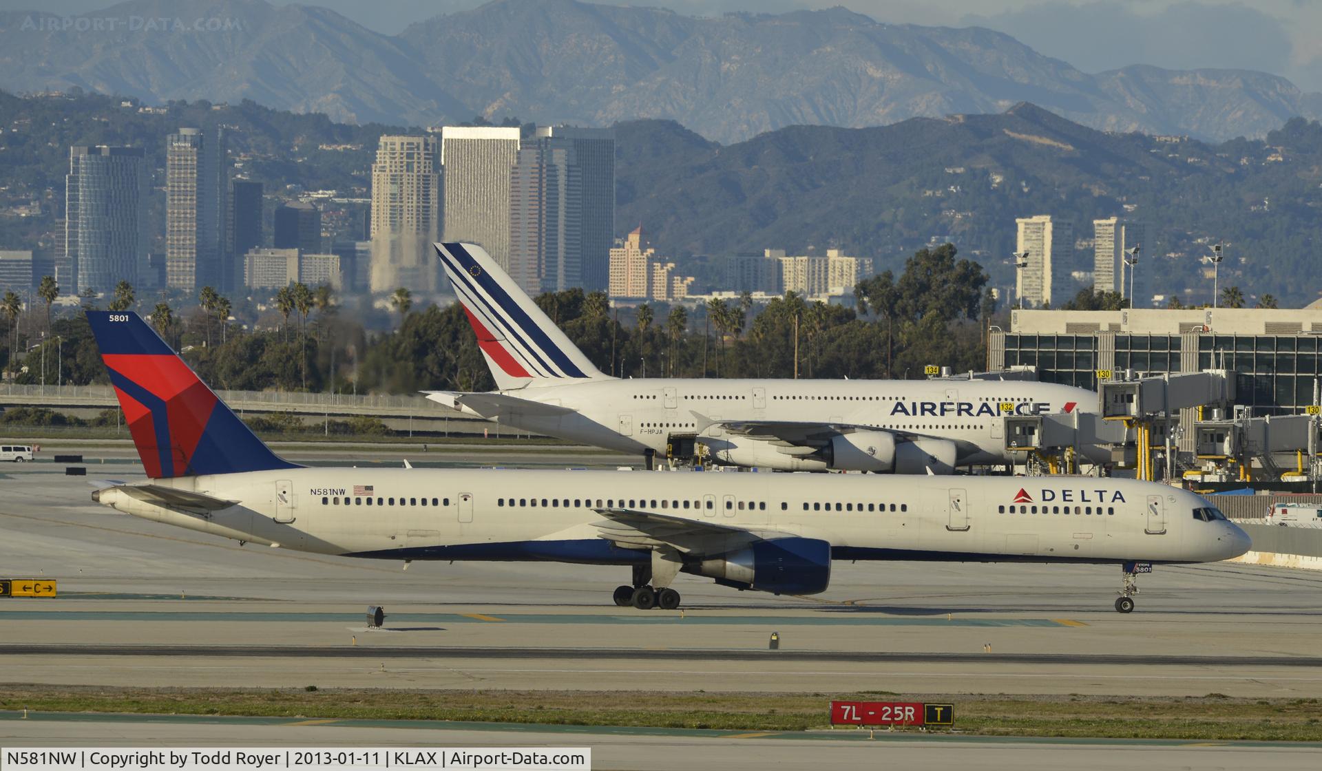 N581NW, 2002 Boeing 757-351 C/N 32982, Taxiing to gate