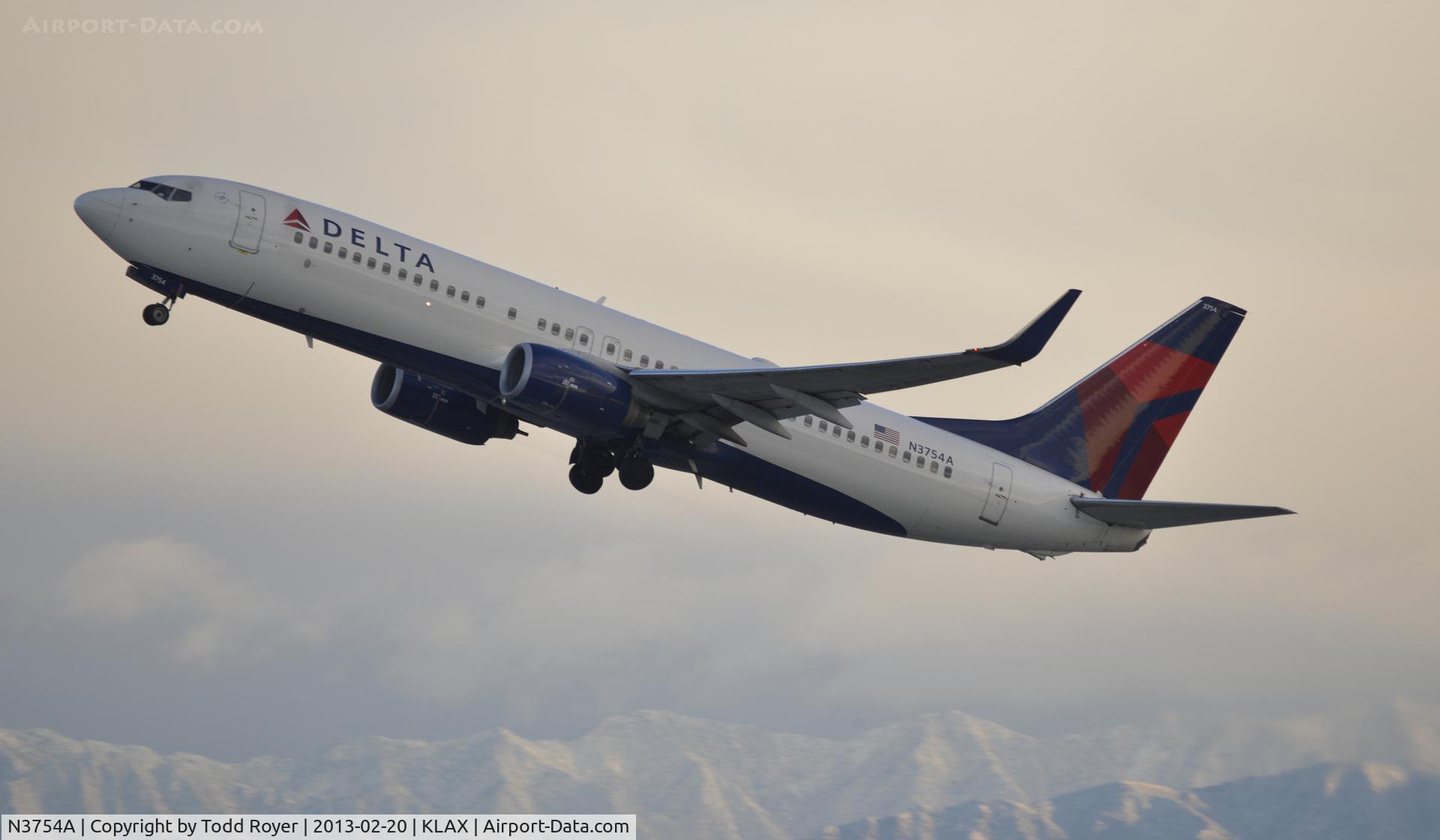 N3754A, 2001 Boeing 737-832 C/N 29626, Departing LAX