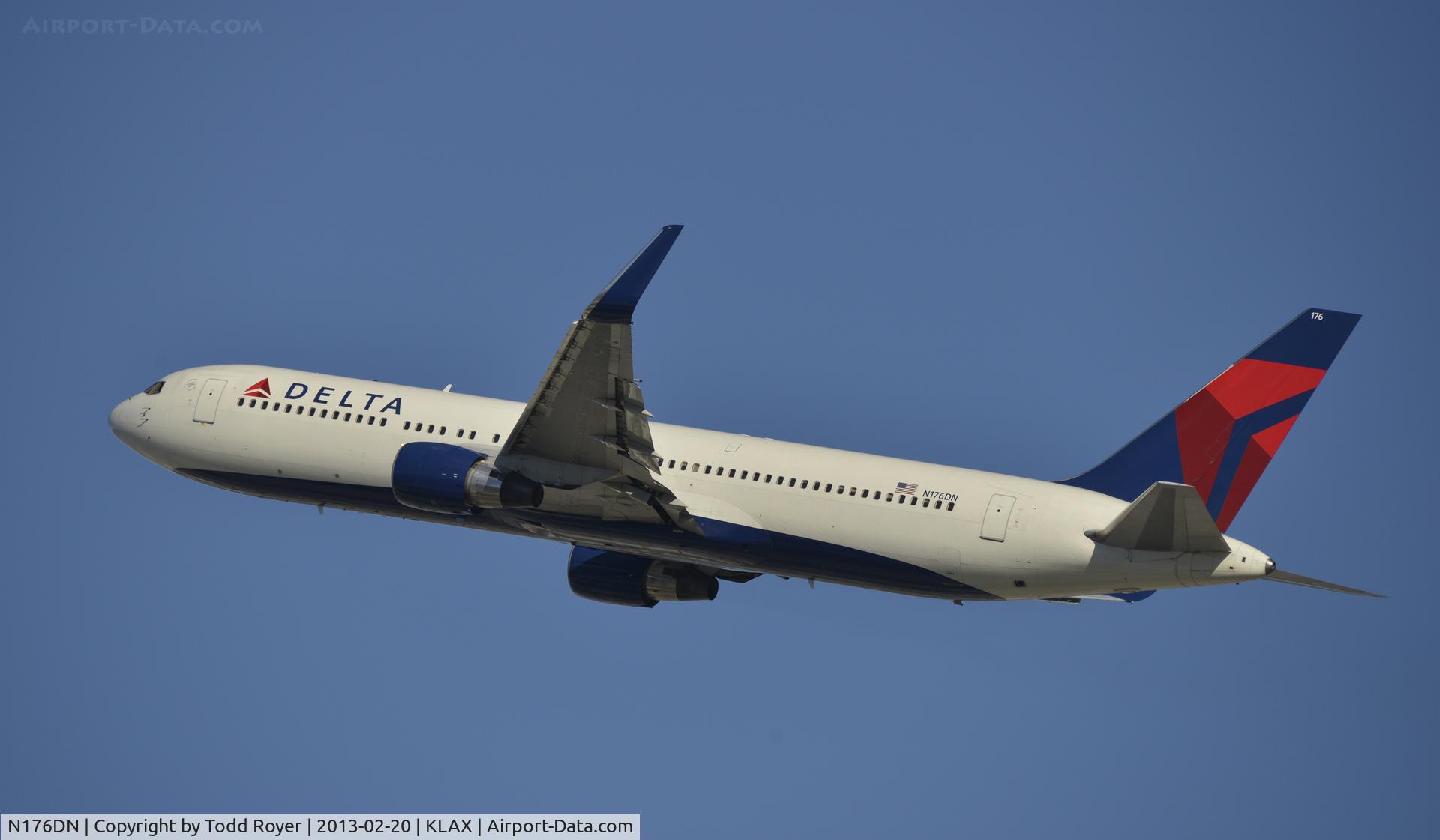 N176DN, 1990 Boeing 767-332 C/N 25061, Departing LAX