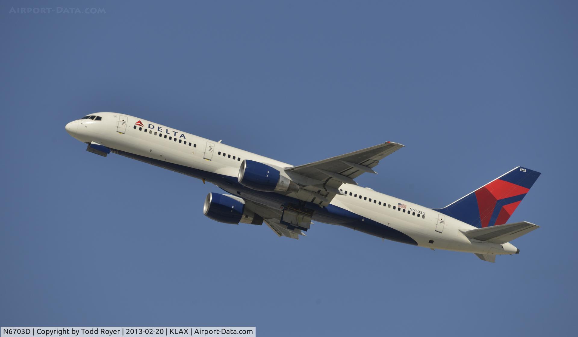 N6703D, 2000 Boeing 757-232 C/N 30234, Departing LAX