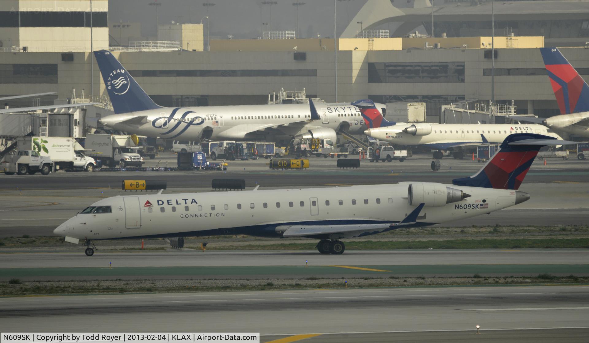 N609SK, 2002 Bombardier CRJ-701 (CL-600-2C10) Regional Jet C/N 10020, TAxiing to gate