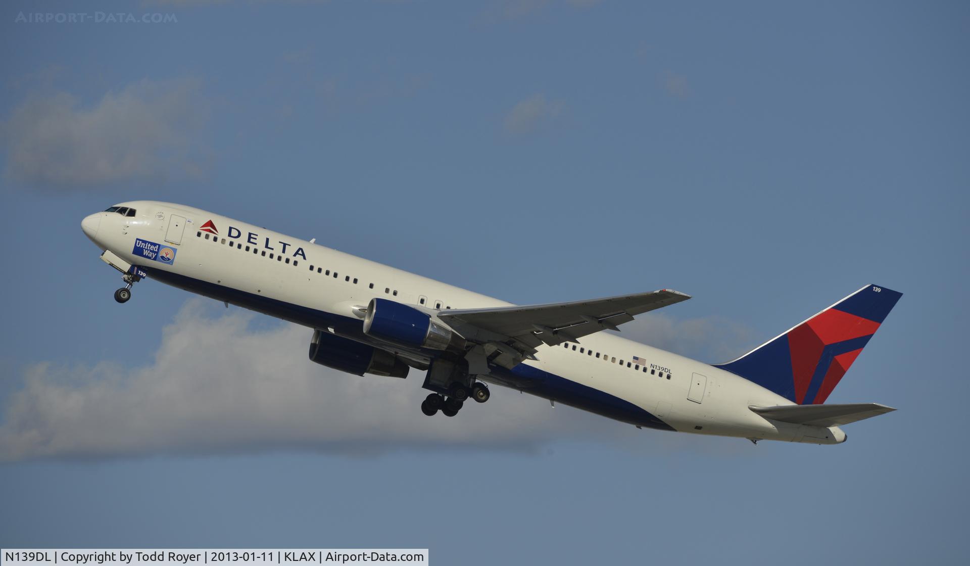 N139DL, 1992 Boeing 767-332 C/N 25984, Departing LAX