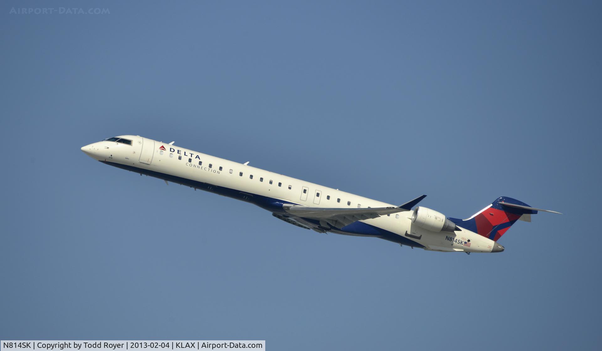 N814SK, 2006 Bombardier CRJ-900ER (CL-600-2D24) C/N 15100, DEparting LAX