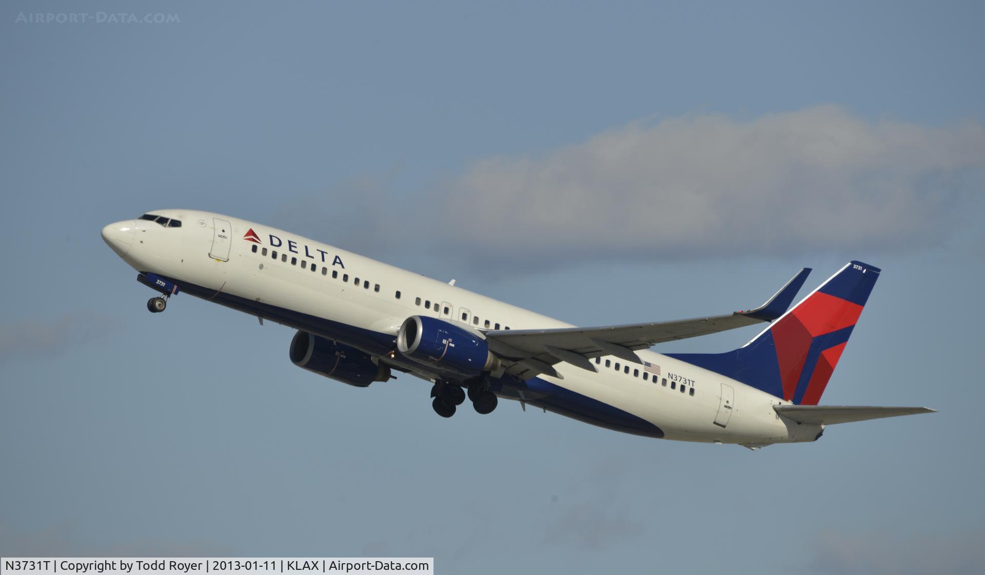 N3731T, 2000 Boeing 737-832 C/N 30775, Departing LAX