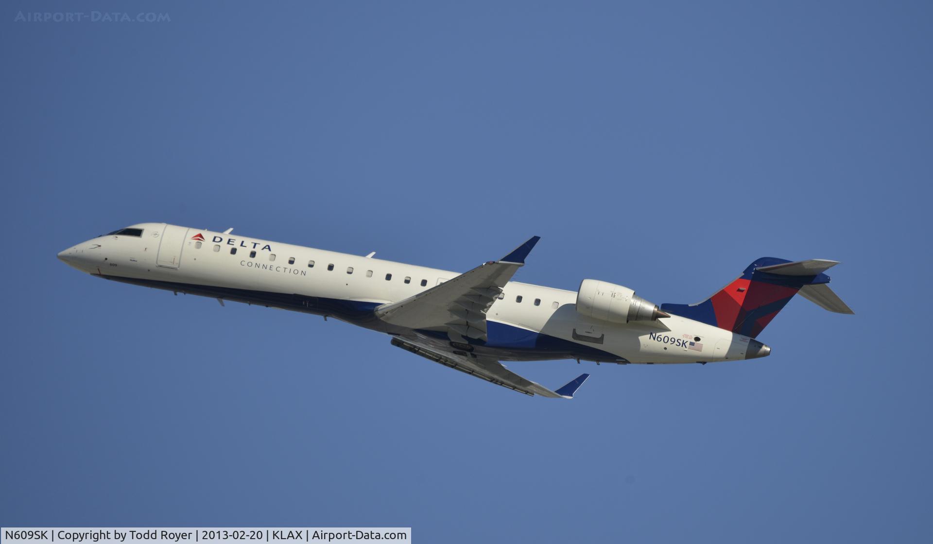 N609SK, 2002 Bombardier CRJ-701 (CL-600-2C10) Regional Jet C/N 10020, Departing LAX