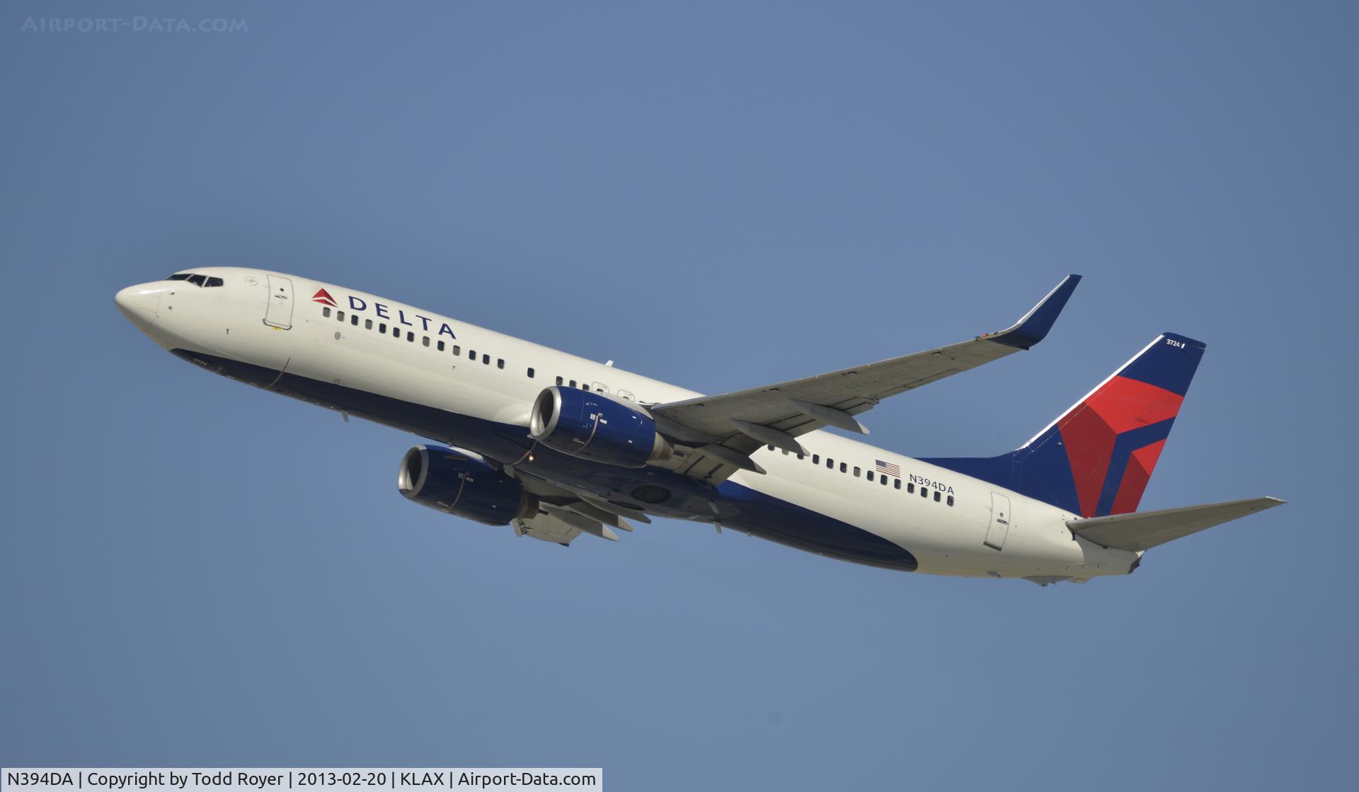 N394DA, 2000 Boeing 737-832 C/N 30562, Departing LAX