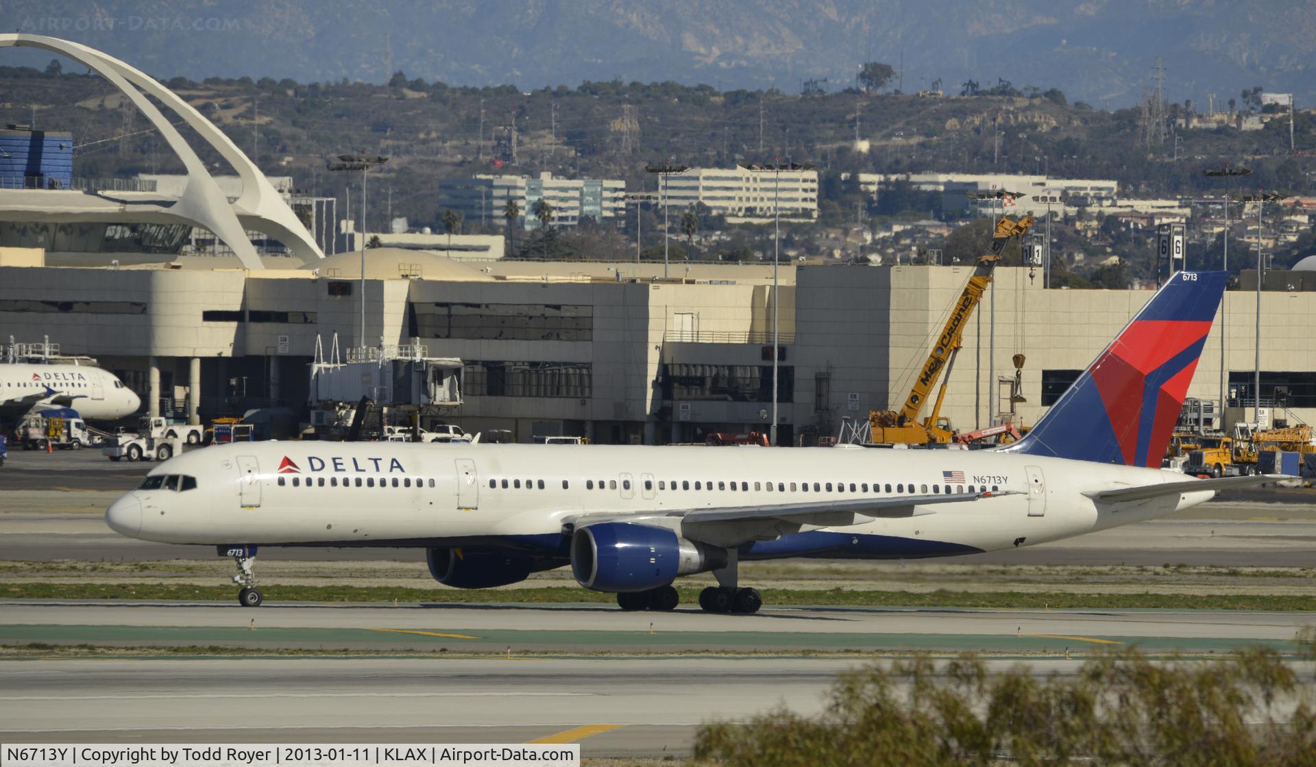 N6713Y, 2000 Boeing 757-232 C/N 30777, Taxiing to gate at LAX