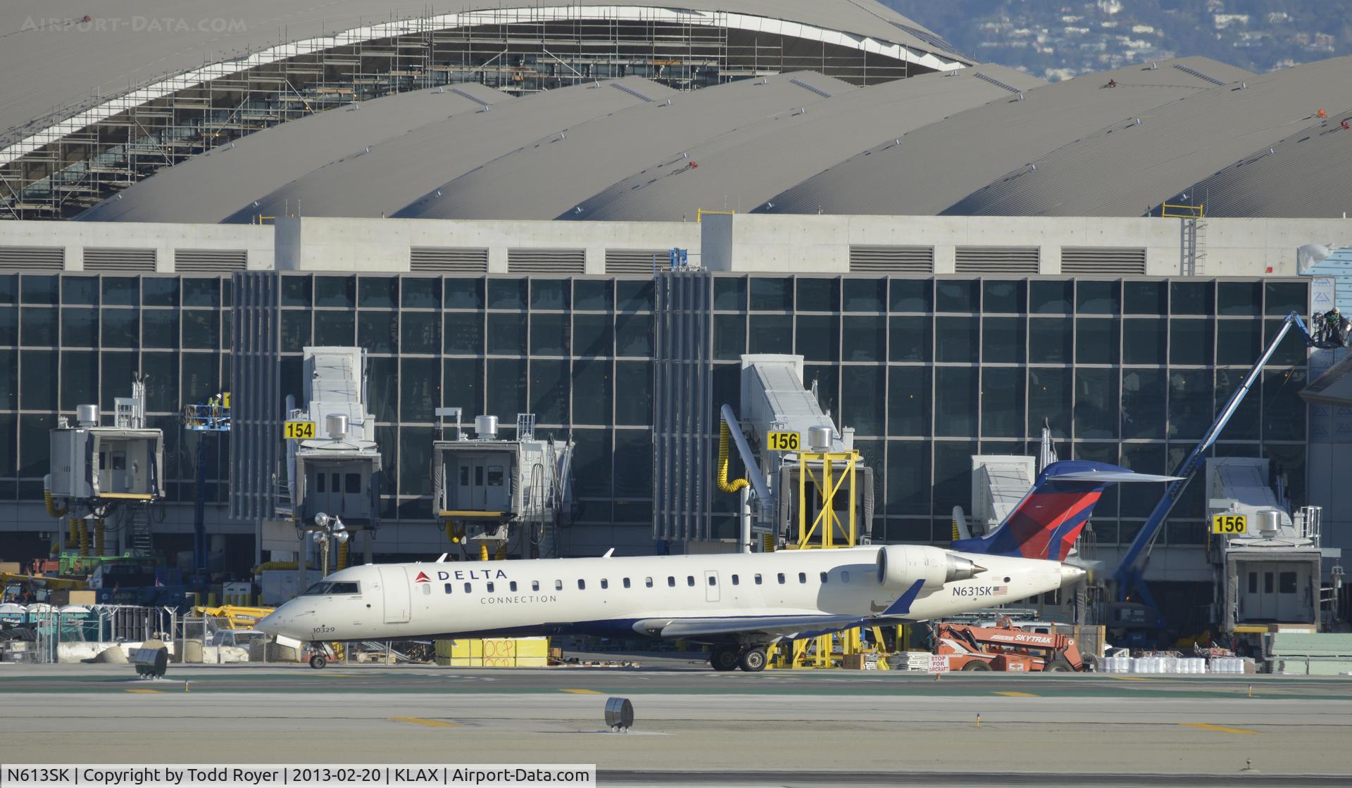 N613SK, 2002 Bombardier CRJ-701 (CL-600-2C10) Regional Jet C/N 10038, Taxiing for departure