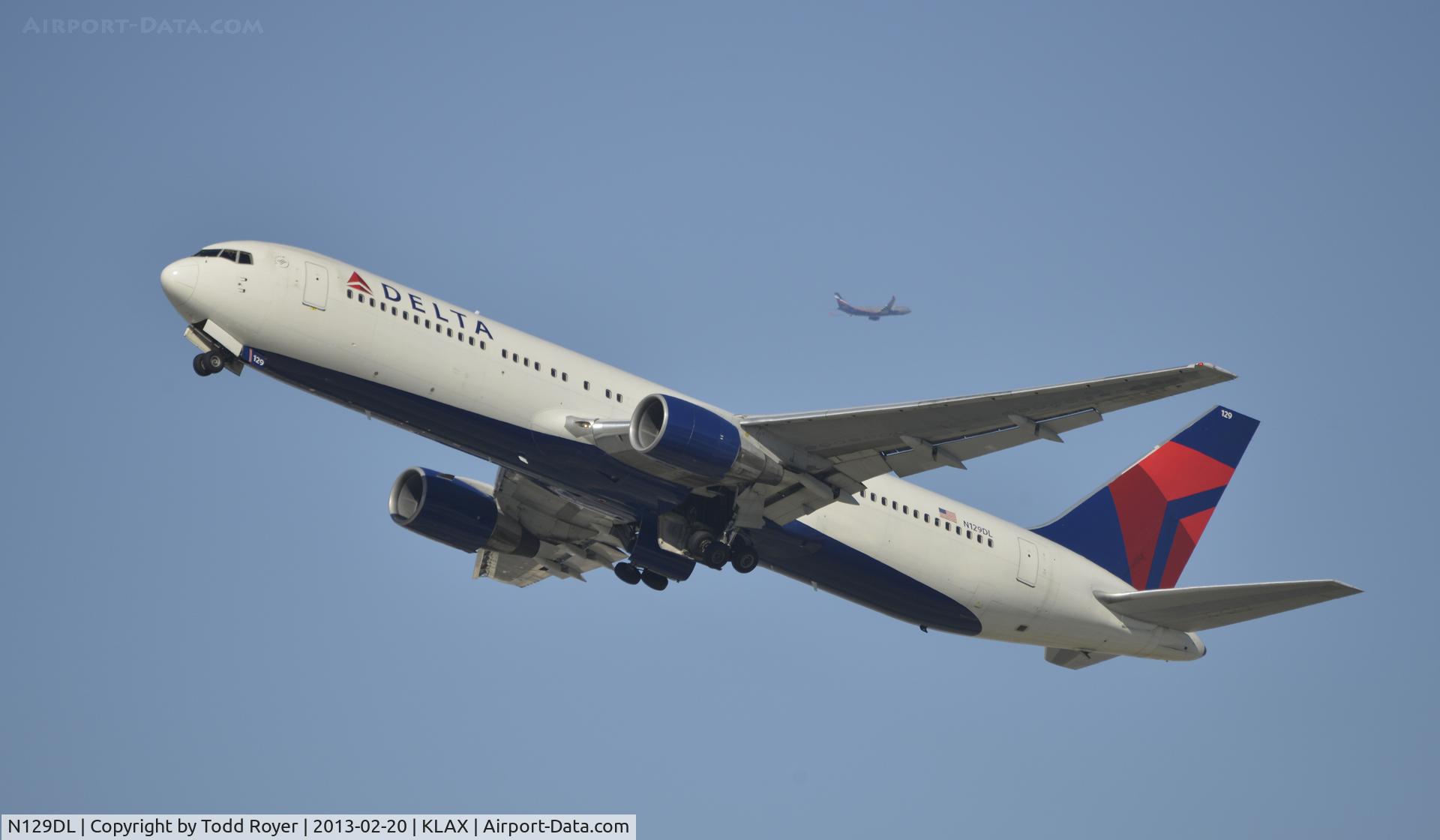 N129DL, 1988 Boeing 767-332 C/N 24079, Departing LAX