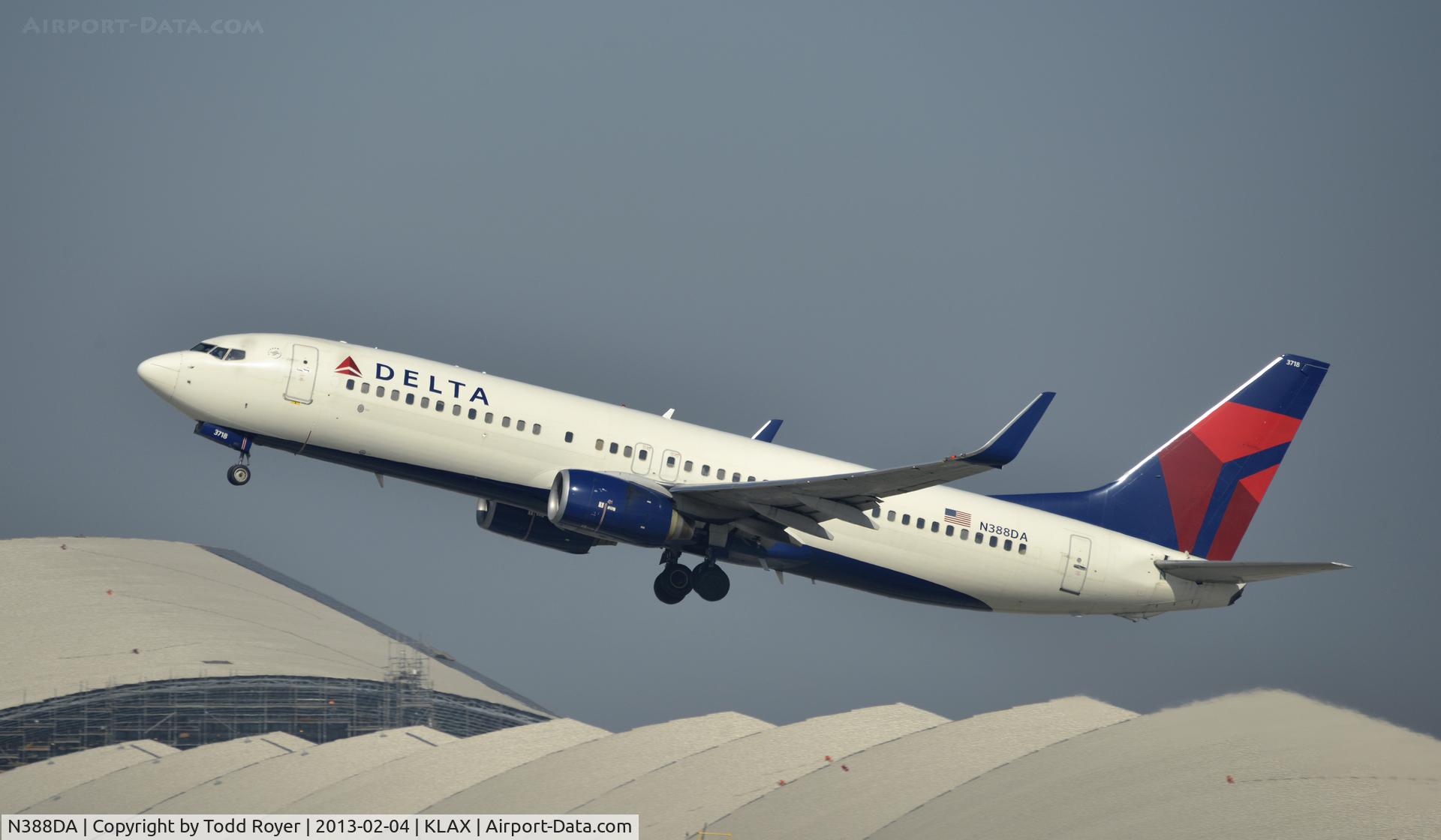 N388DA, 2000 Boeing 737-832 C/N 30375, Departing LAX