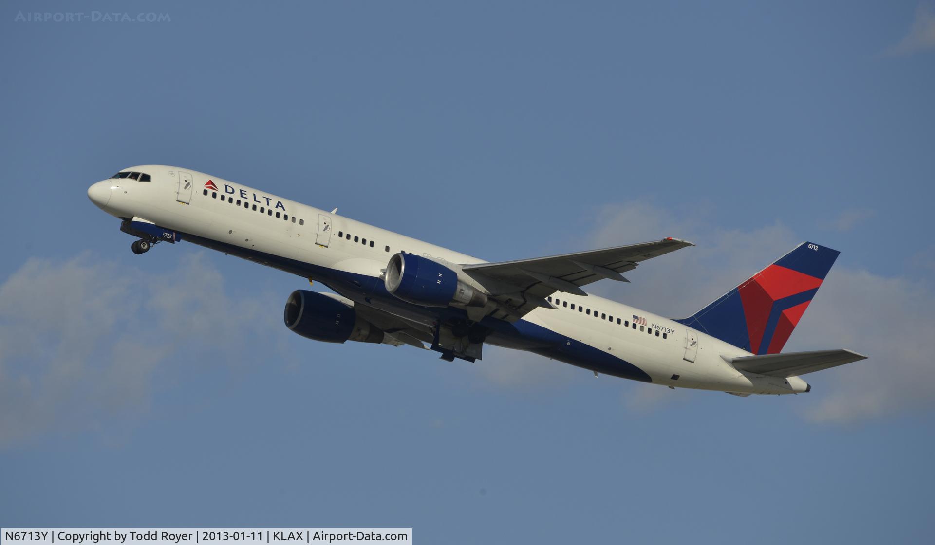 N6713Y, 2000 Boeing 757-232 C/N 30777, Departing LAX