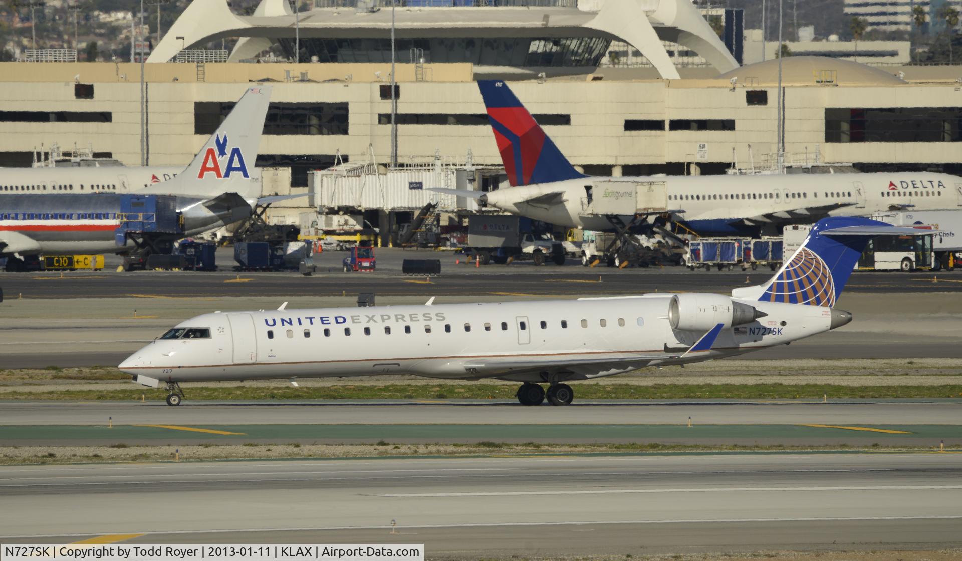 N727SK, 2005 Bombardier CRJ-701ER (CL-600-2C10) Regional Jet C/N 10191, Taxiing to gate at LAX