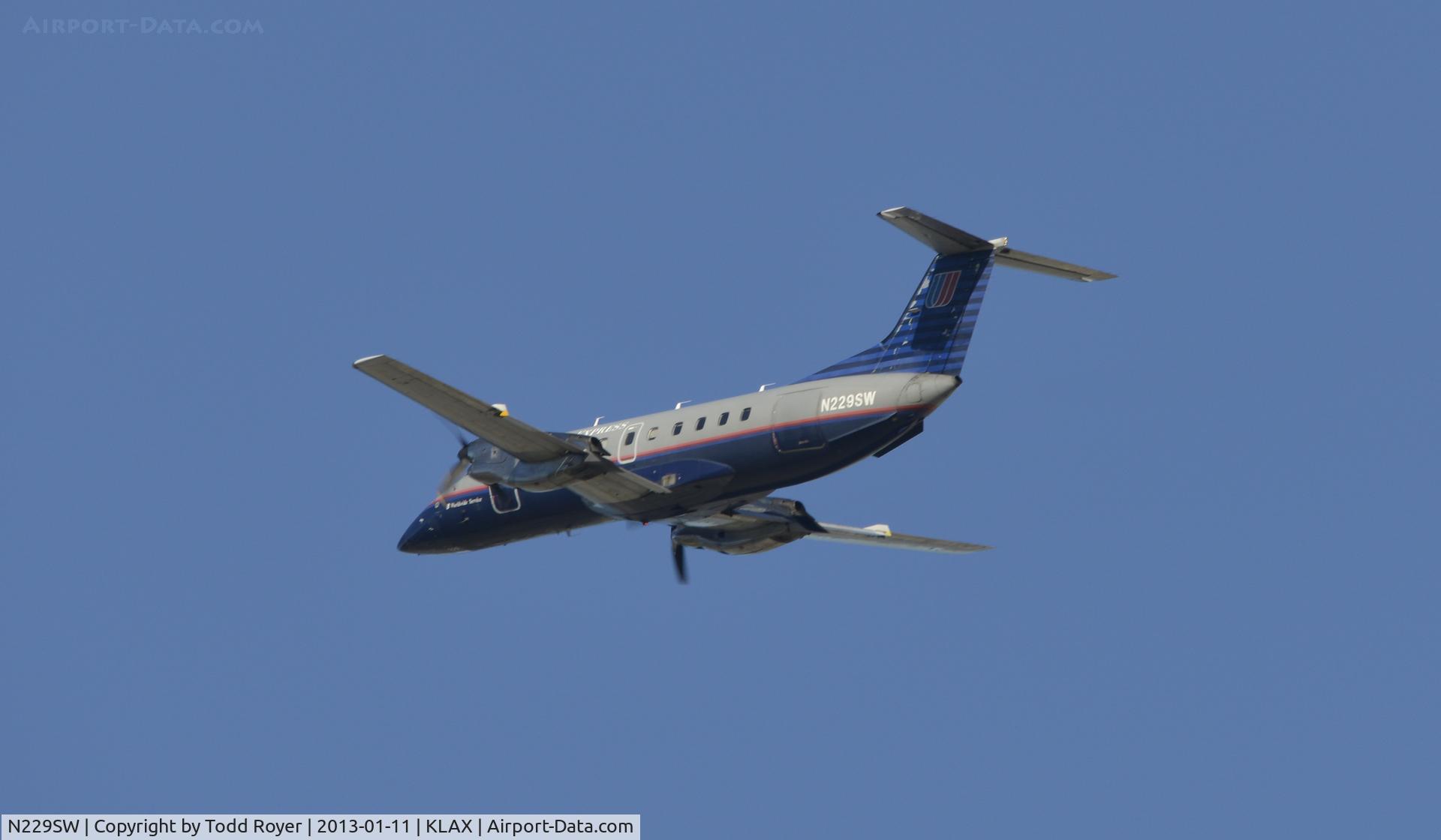N229SW, 1995 Embraer EMB-120ER Brasilia C/N 120.305, Departing LAX