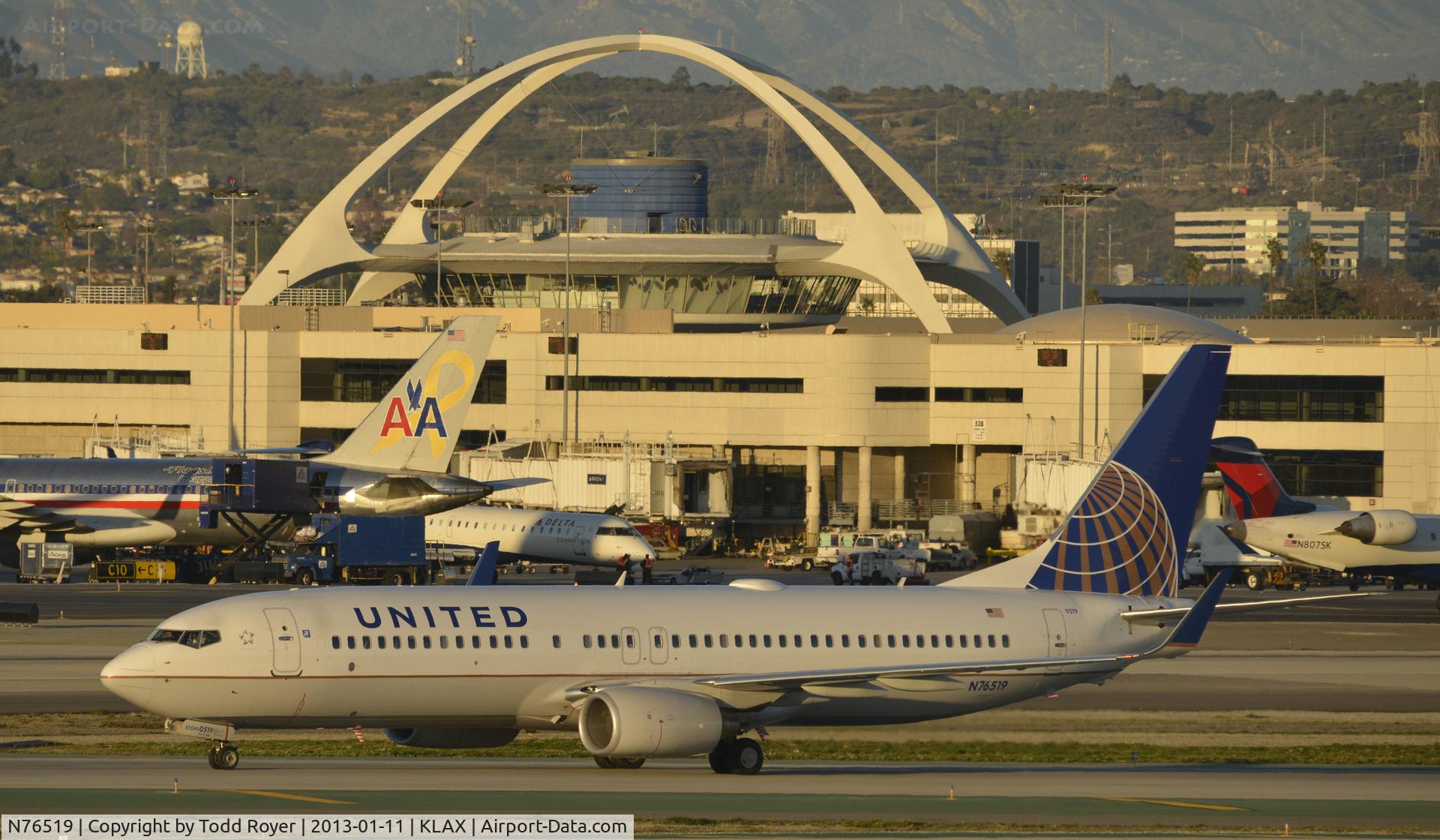 N76519, 2009 Boeing 737-824 C/N 30132, Taxiing to gate at LAX