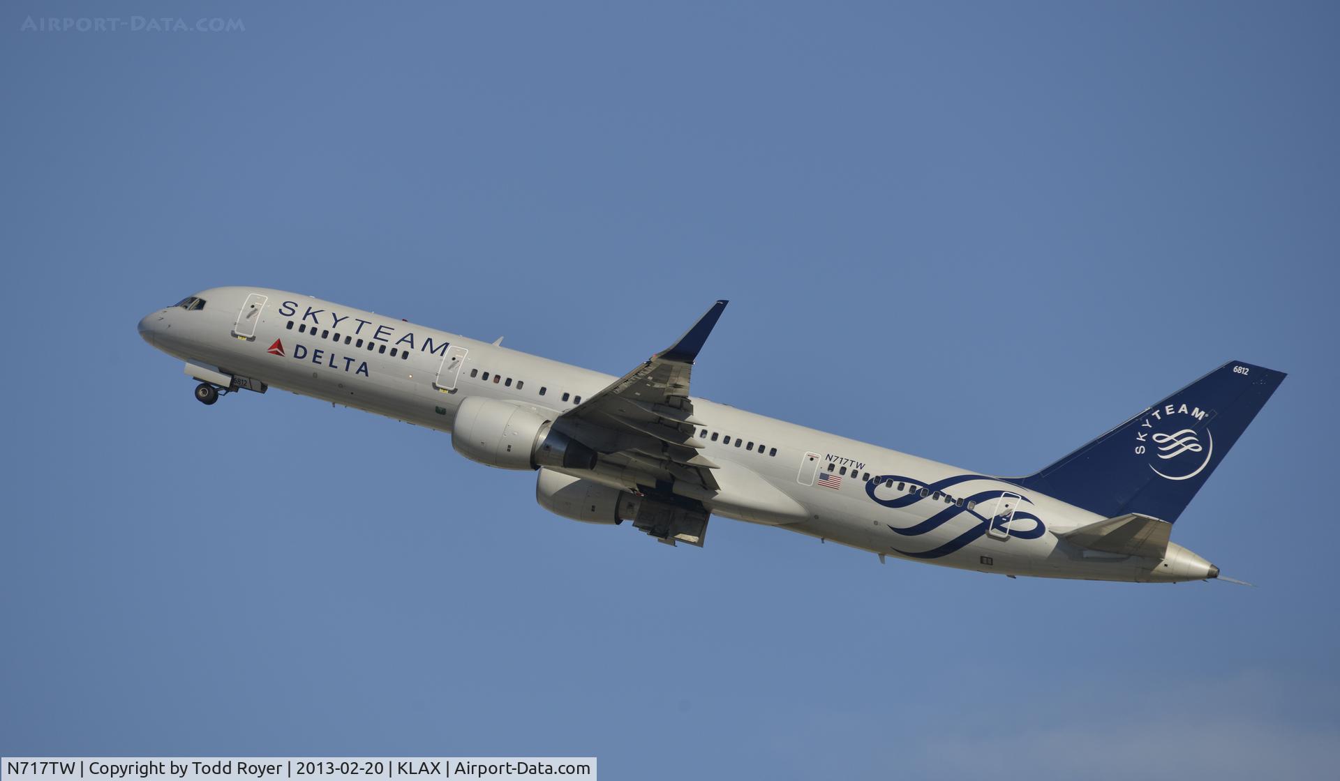 N717TW, 1999 Boeing 757-231 C/N 28485, Departing LAX