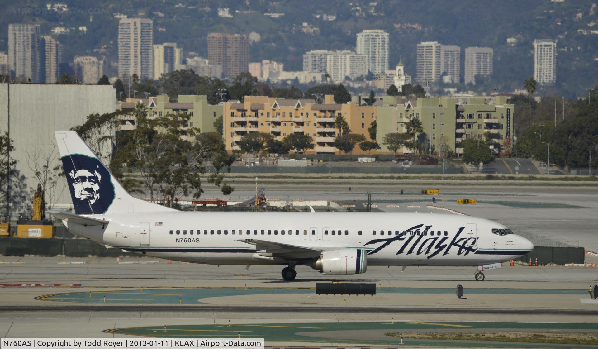 N760AS, 1992 Boeing 737-4Q8 C/N 25098, Taxiing to gate