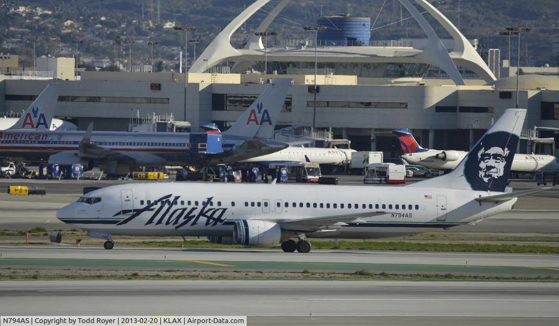 N794AS, 1998 Boeing 737-490 C/N 28889, Taxiing to gate