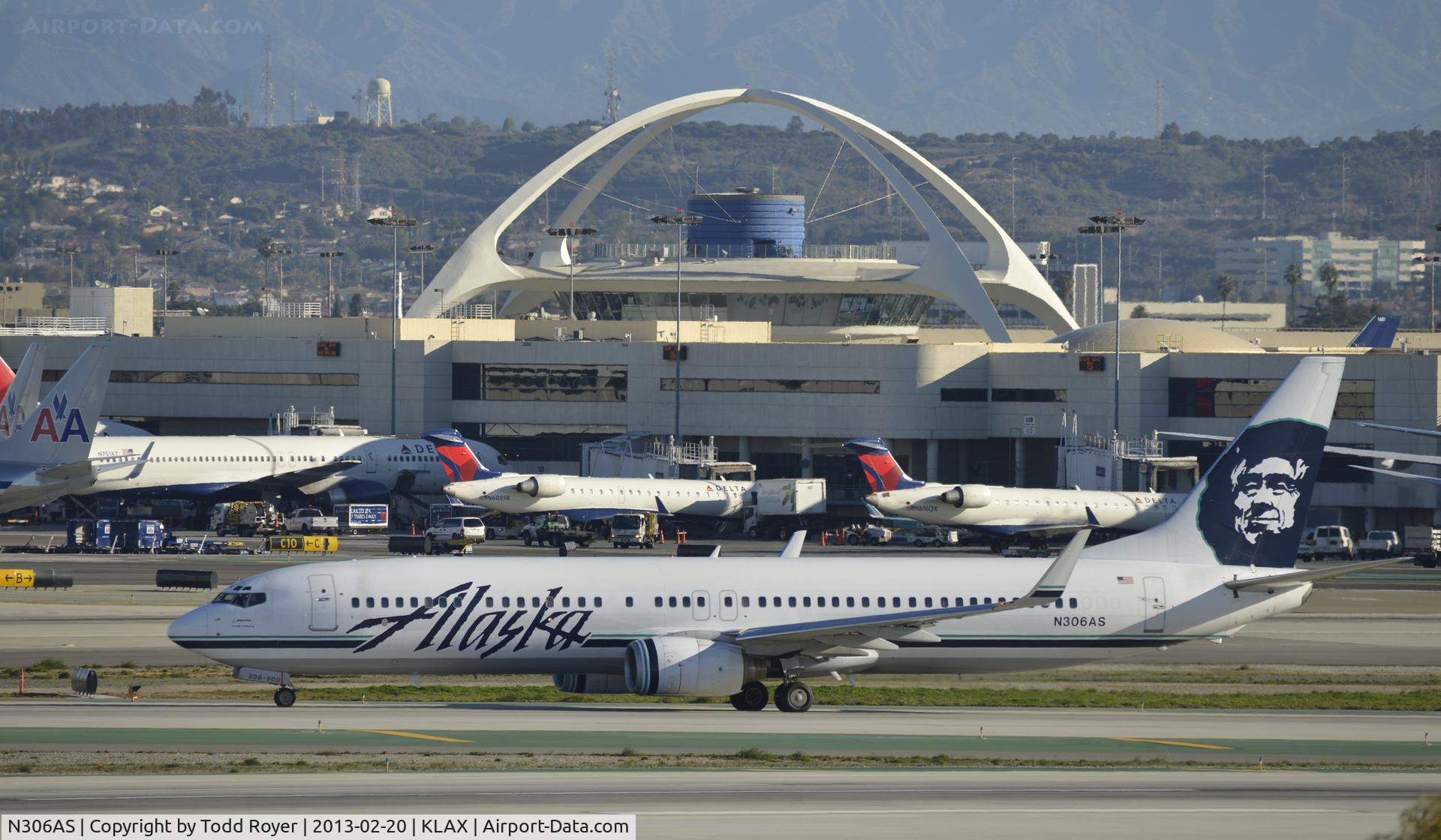 N306AS, 2001 Boeing 737-990 C/N 30014, Taxiing to gate at LAX