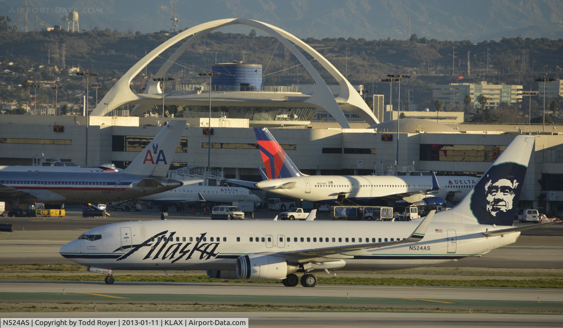 N524AS, 2009 Boeing 737-890 C/N 35195, Taxiing to gate