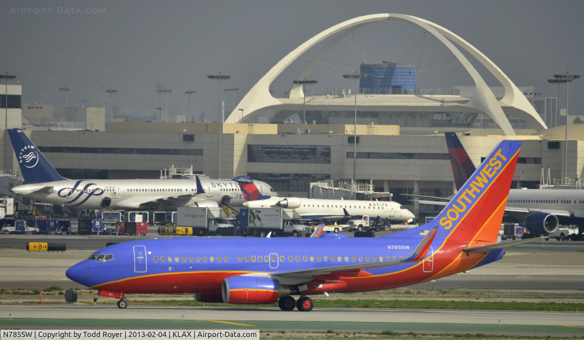 N785SW, 2000 Boeing 737-7H4 C/N 30602, Taxiing to gate