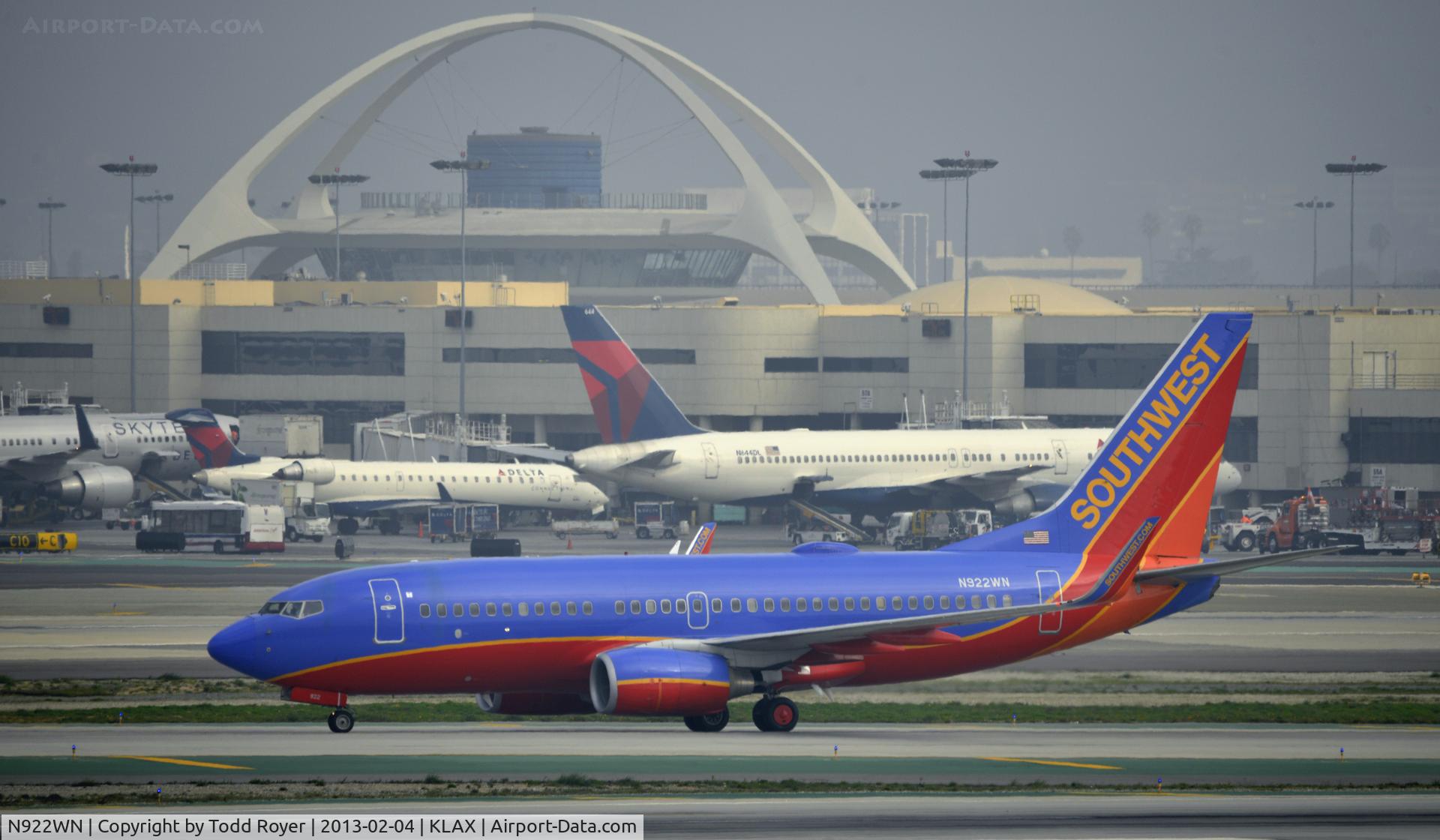 N922WN, 2008 Boeing 737-7H4 C/N 32461, Arriving on a foggy morning