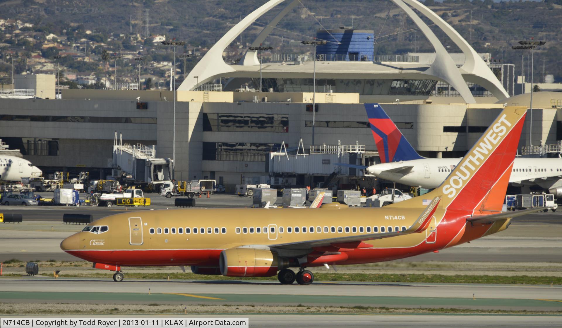 N714CB, 1998 Boeing 737-7H4 C/N 27848, Taxiing to gate