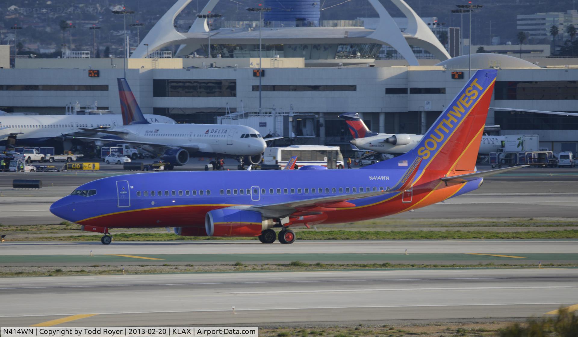 N414WN, 2001 Boeing 737-7H4 C/N 29820, Taxiing to gate