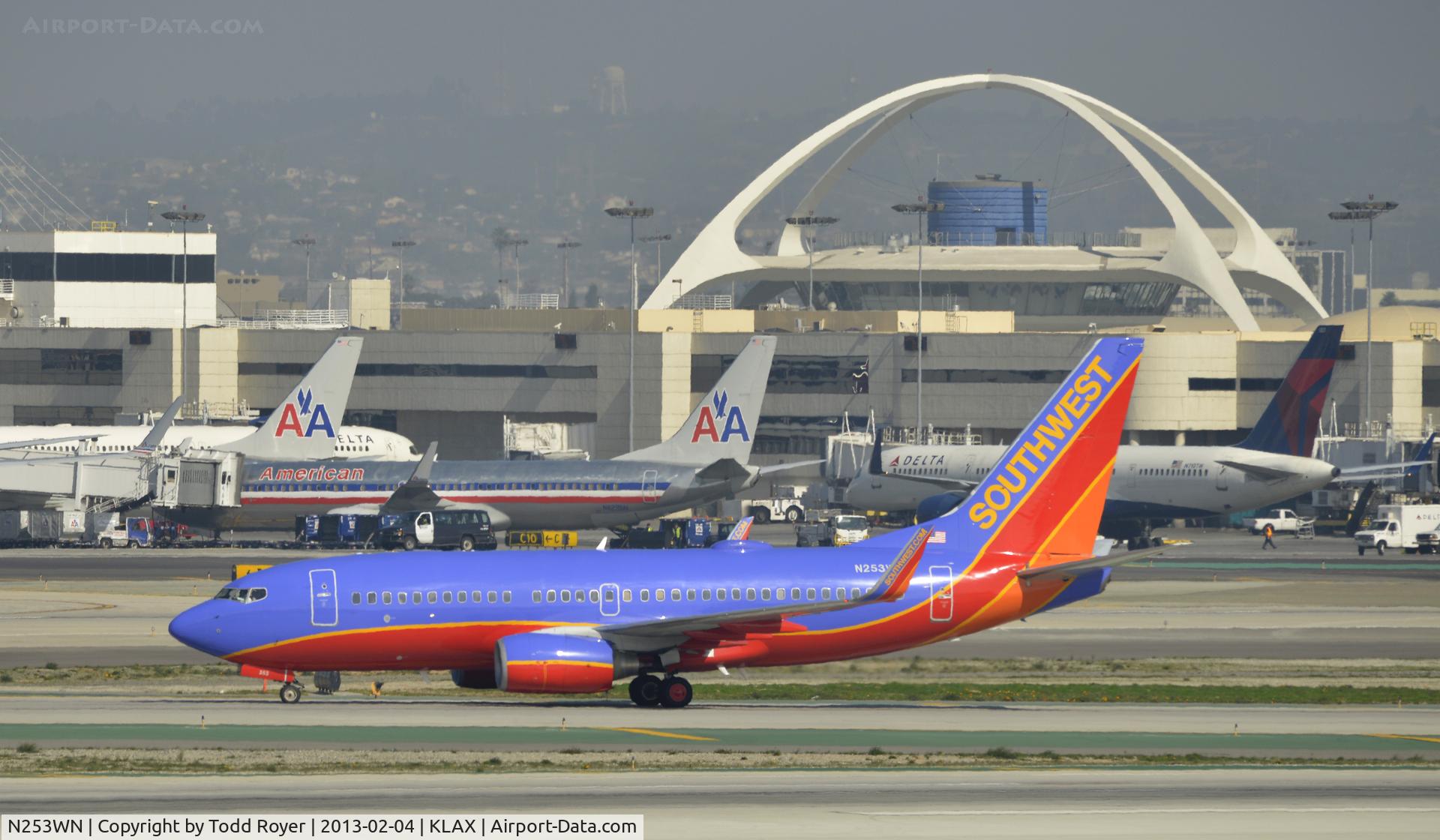 N253WN, 2006 Boeing 737-7H4 C/N 32511, Taxiing to gate