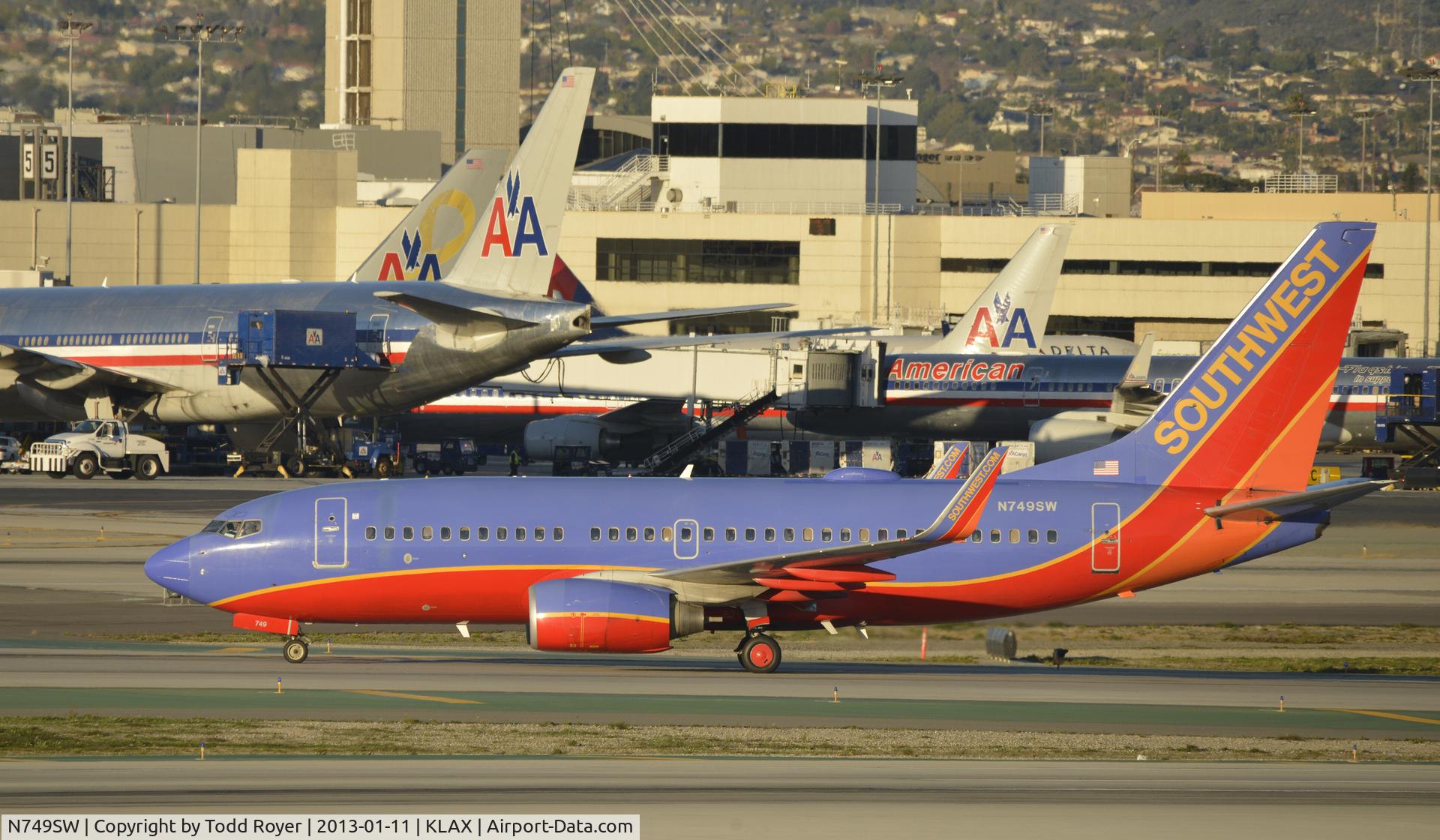 N749SW, 1999 Boeing 737-7H4 C/N 29801, Taxiing to gate