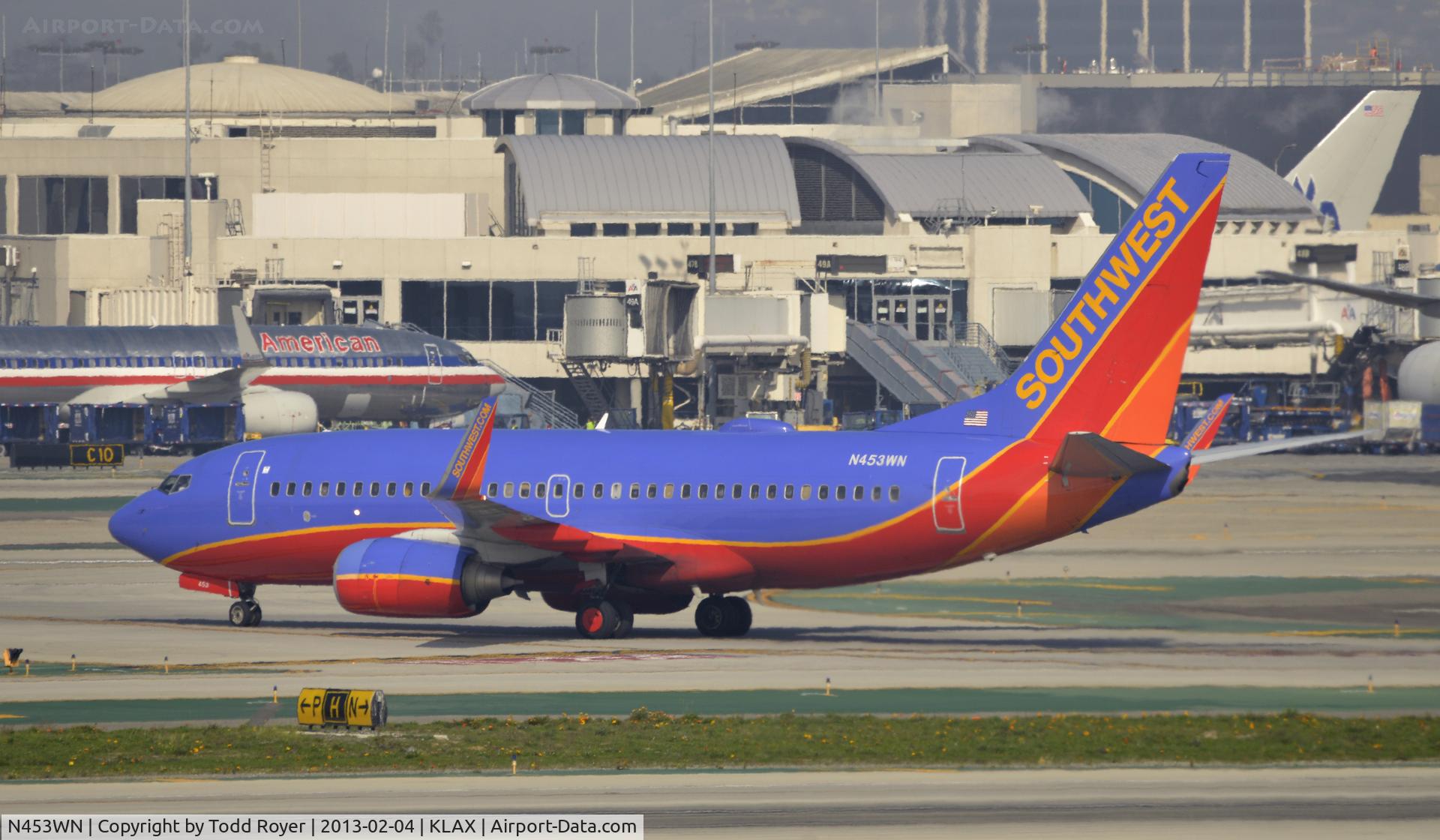 N453WN, 2004 Boeing 737-7H4 C/N 29847, Taxiing to gate