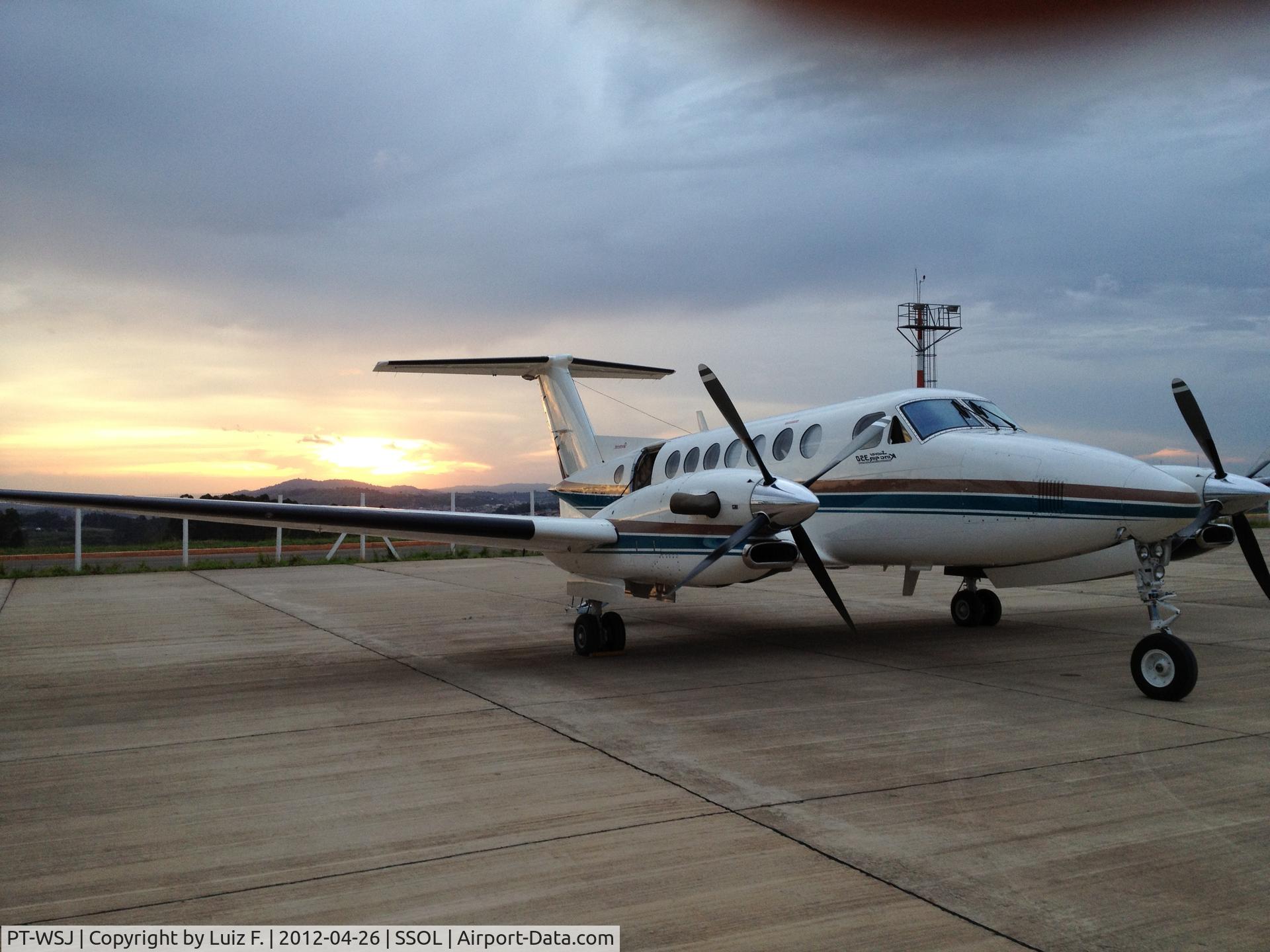 PT-WSJ, 1996 Beechcraft King Air 350B C/N FL-152, Hold At Lavras' Airport ramp.