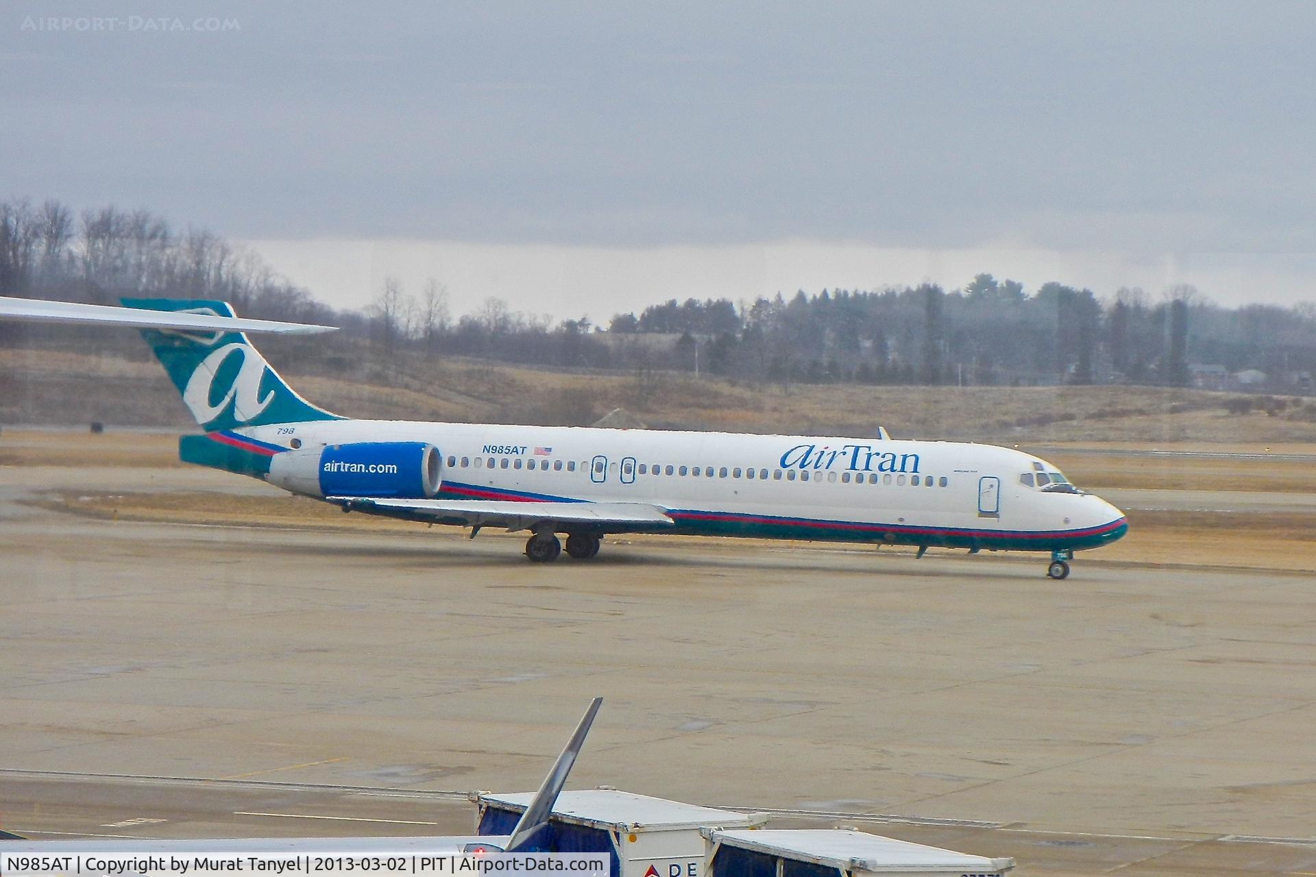 N985AT, 2001 Boeing 717-200 C/N 55090, Taxiing @ Pittsburgh International.