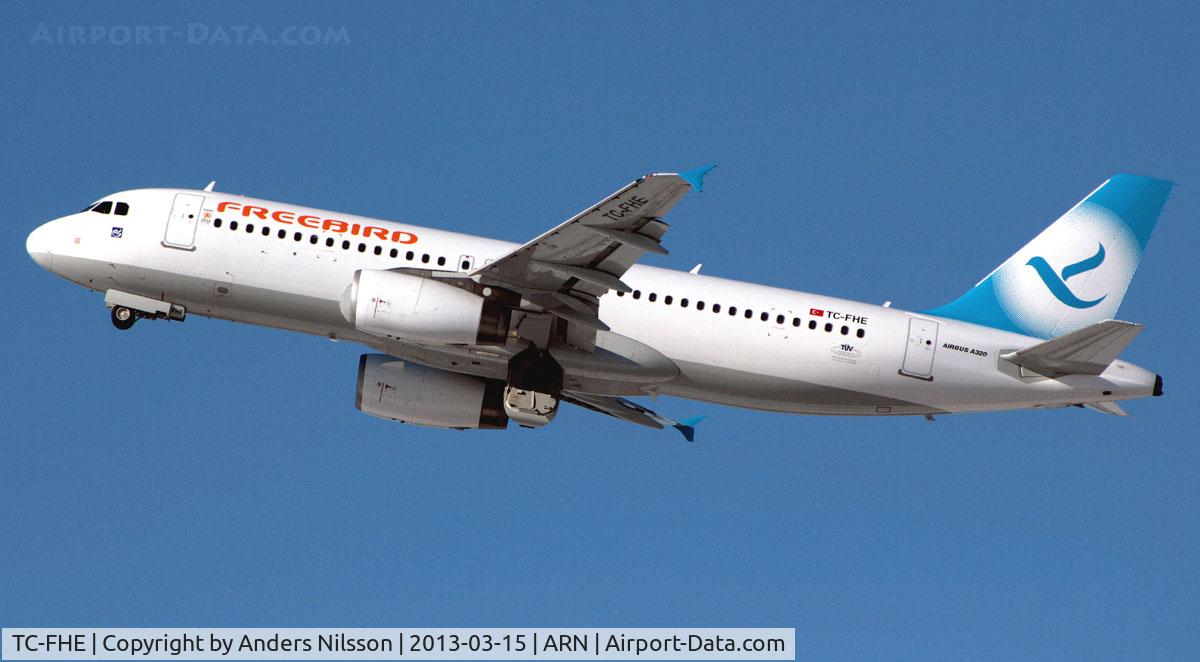 TC-FHE, 2006 Airbus A320-214 C/N 2804, Departing runway 19R.