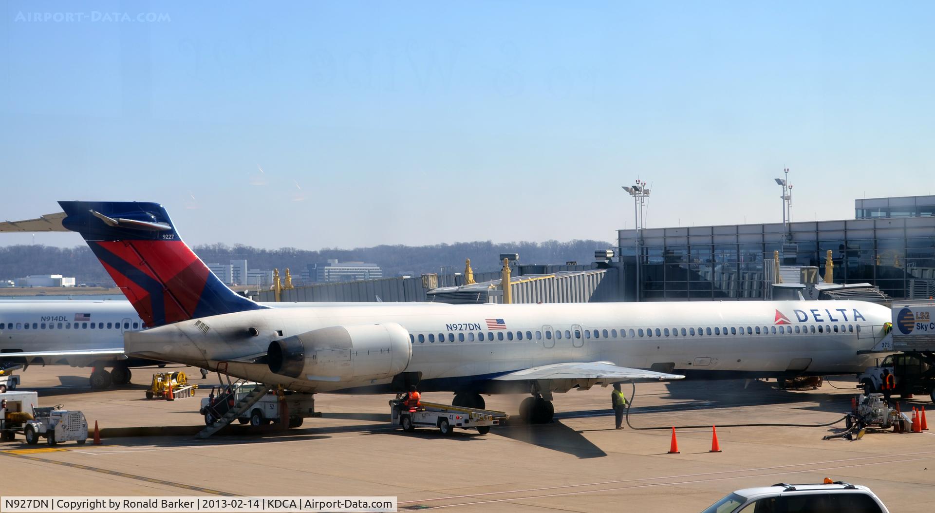N927DN, 1999 McDonnell Douglas MD-90-30 C/N 53589, DCA VA