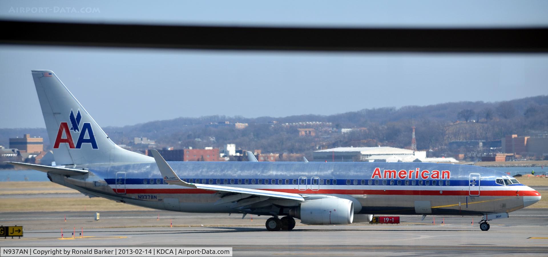 N937AN, 2000 Boeing 737-823 C/N 30082, Taxi DCA