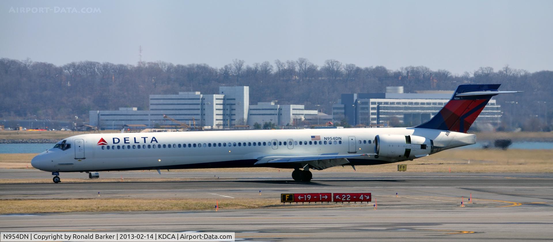 N954DN, 1999 McDonnell Douglas MD-90-30 C/N 53524, Landing roll