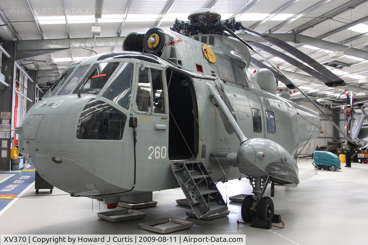 XV370, Sikorsky S-61D-2 Sea King C/N 61-393, At the Air Engineering & Survival School, Gosport, Hampshire. Coded 260, ex G-ATYU. First RN Sea King.