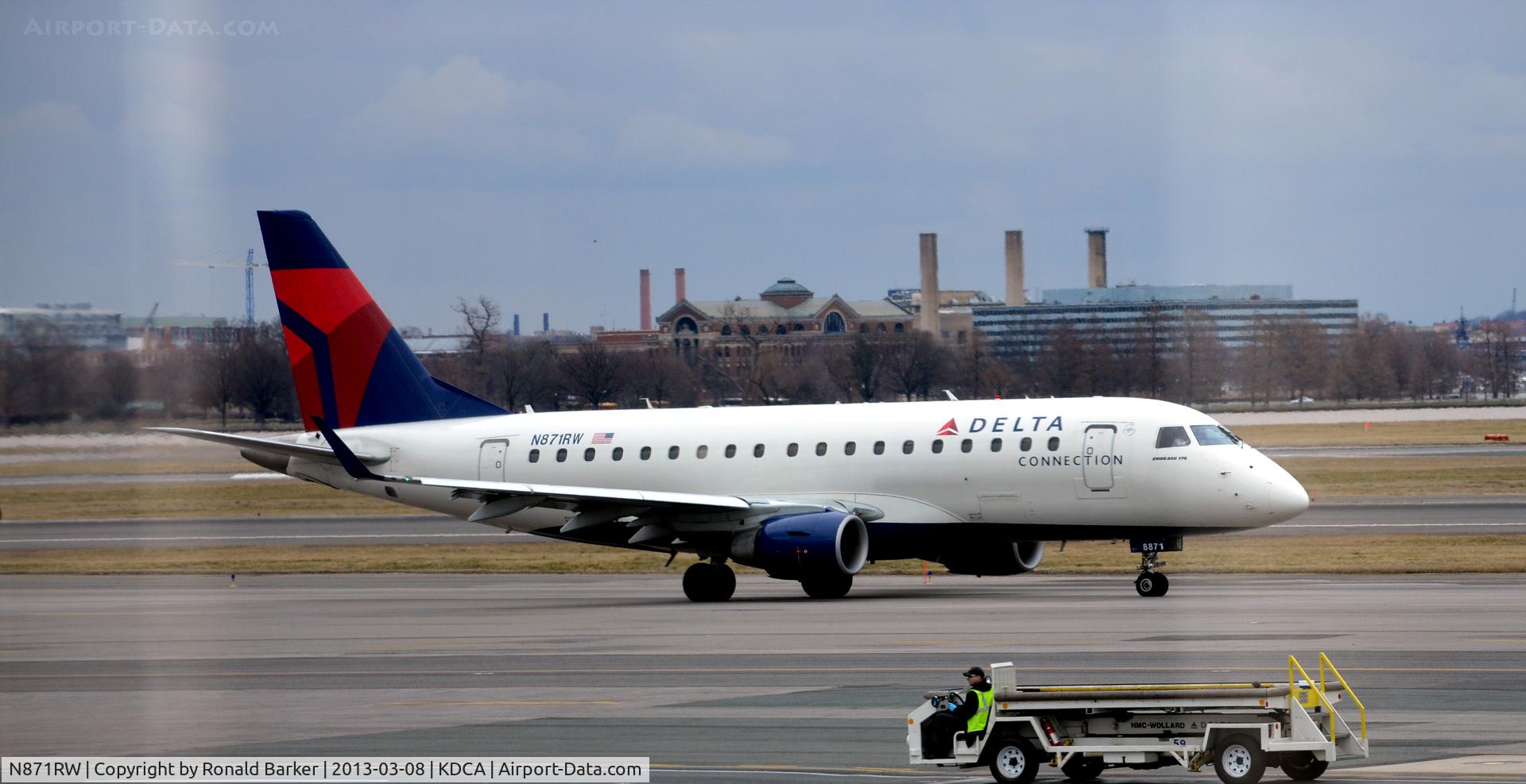 N871RW, 2006 Embraer 170SU (ERJ-170-100SU) C/N 17000140, Taxi DCA