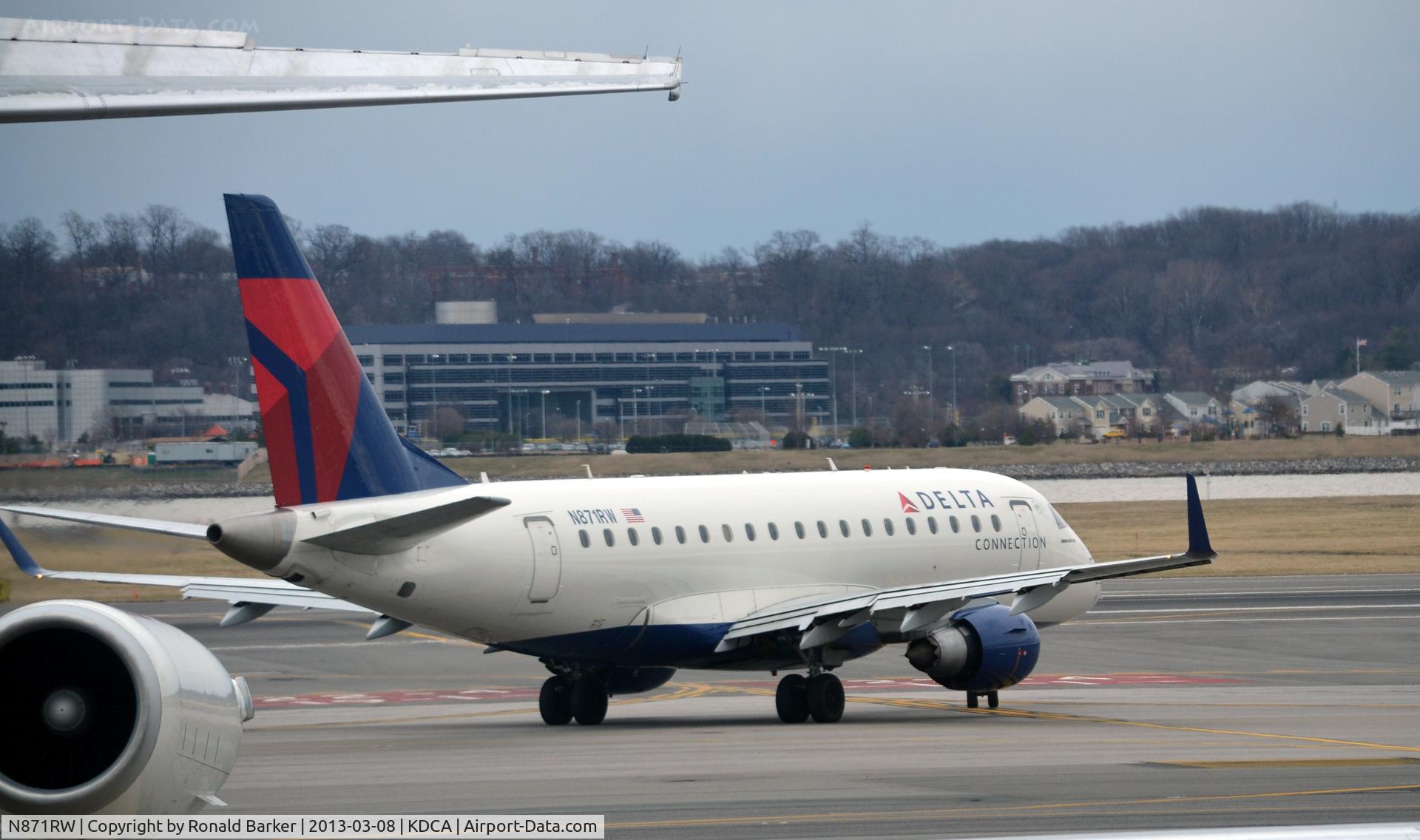 N871RW, 2006 Embraer 170SU (ERJ-170-100SU) C/N 17000140, Taxi DCA