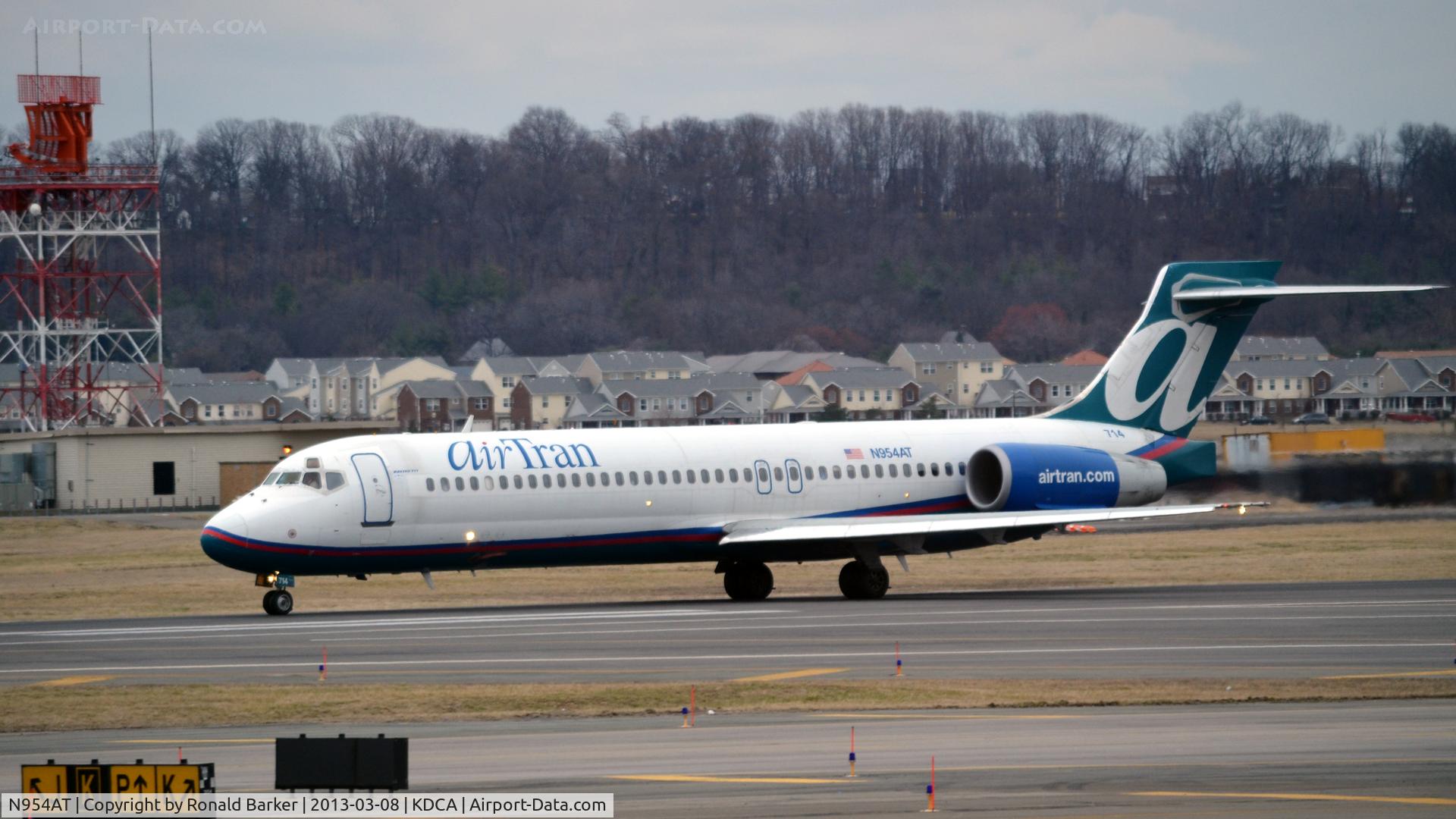 N954AT, 2000 Boeing 717-2BD C/N 55016, Takeoff DCA