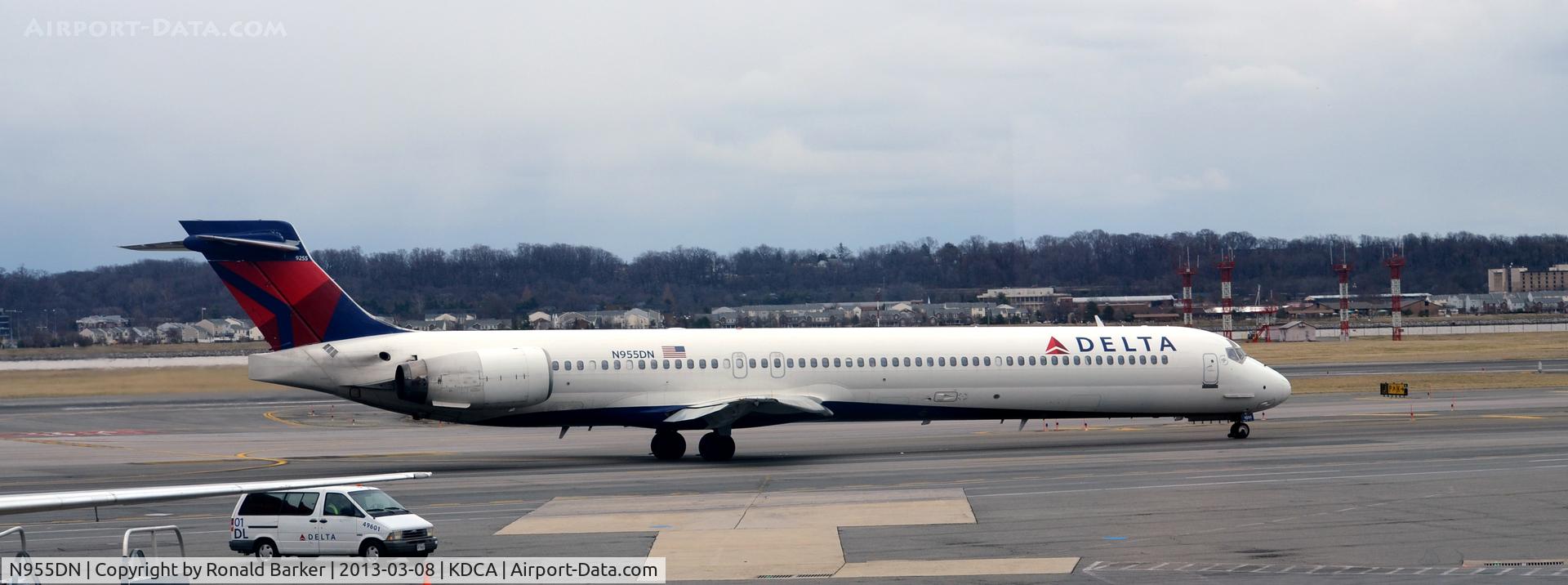 N955DN, McDonnell Douglas MD-90-30 C/N 53525, Taxi DCA