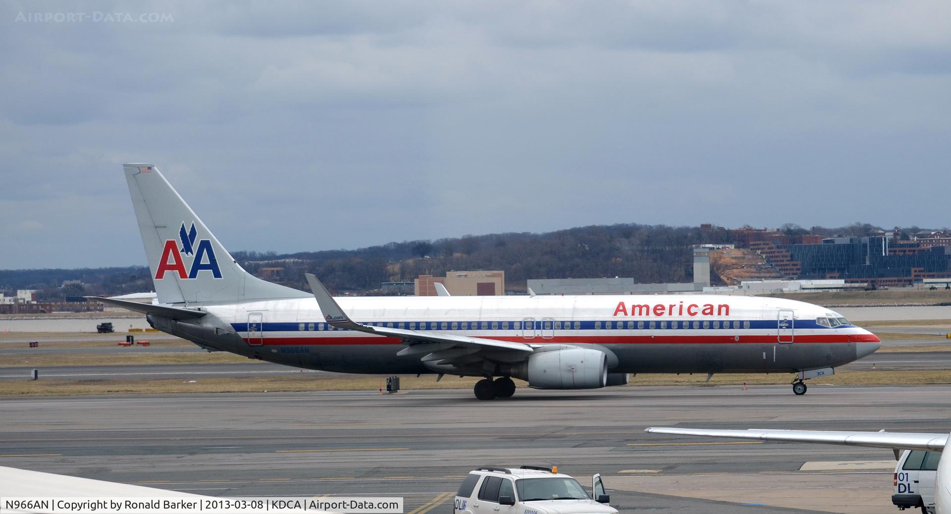 N966AN, 2001 Boeing 737-823 C/N 30094, Taxi DCA