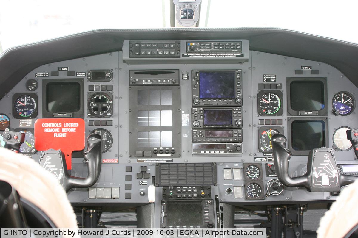 G-INTO, 2005 Pilatus PC-12/45 C/N 609, A view of the cockpit. Thanks to Mungo for gaining me access.