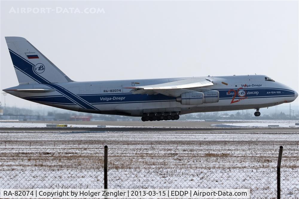 RA-82074, 1994 Antonov An-124-100 Ruslan C/N 9773051459142, Floating down on rwy 26L...
