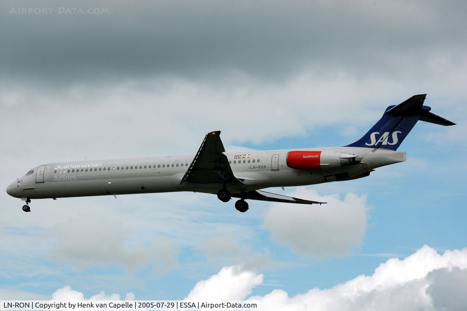 LN-RON, 1992 McDonnell Douglas MD-81 (DC-9-81) C/N 53347, Scandinavian Airlines MD-81 approaching Stockholm Arlanda airport.