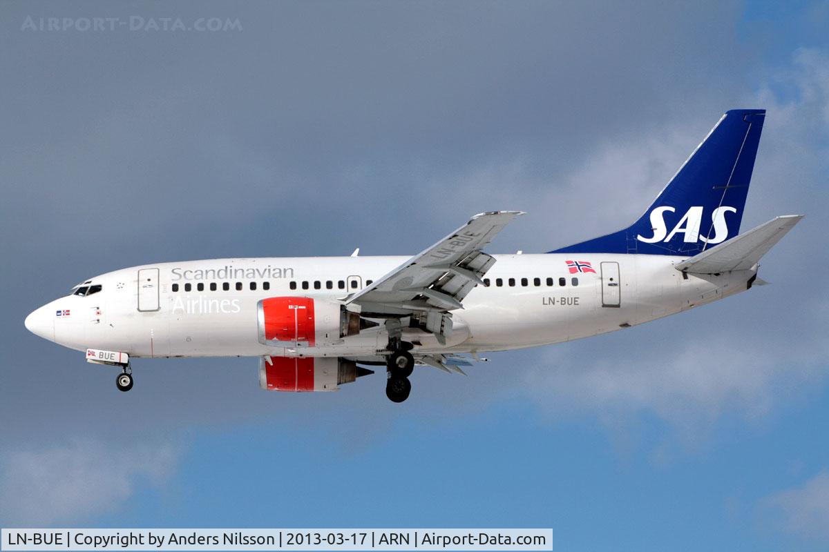 LN-BUE, 1996 Boeing 737-505 C/N 27627, On final approach for runway 26.